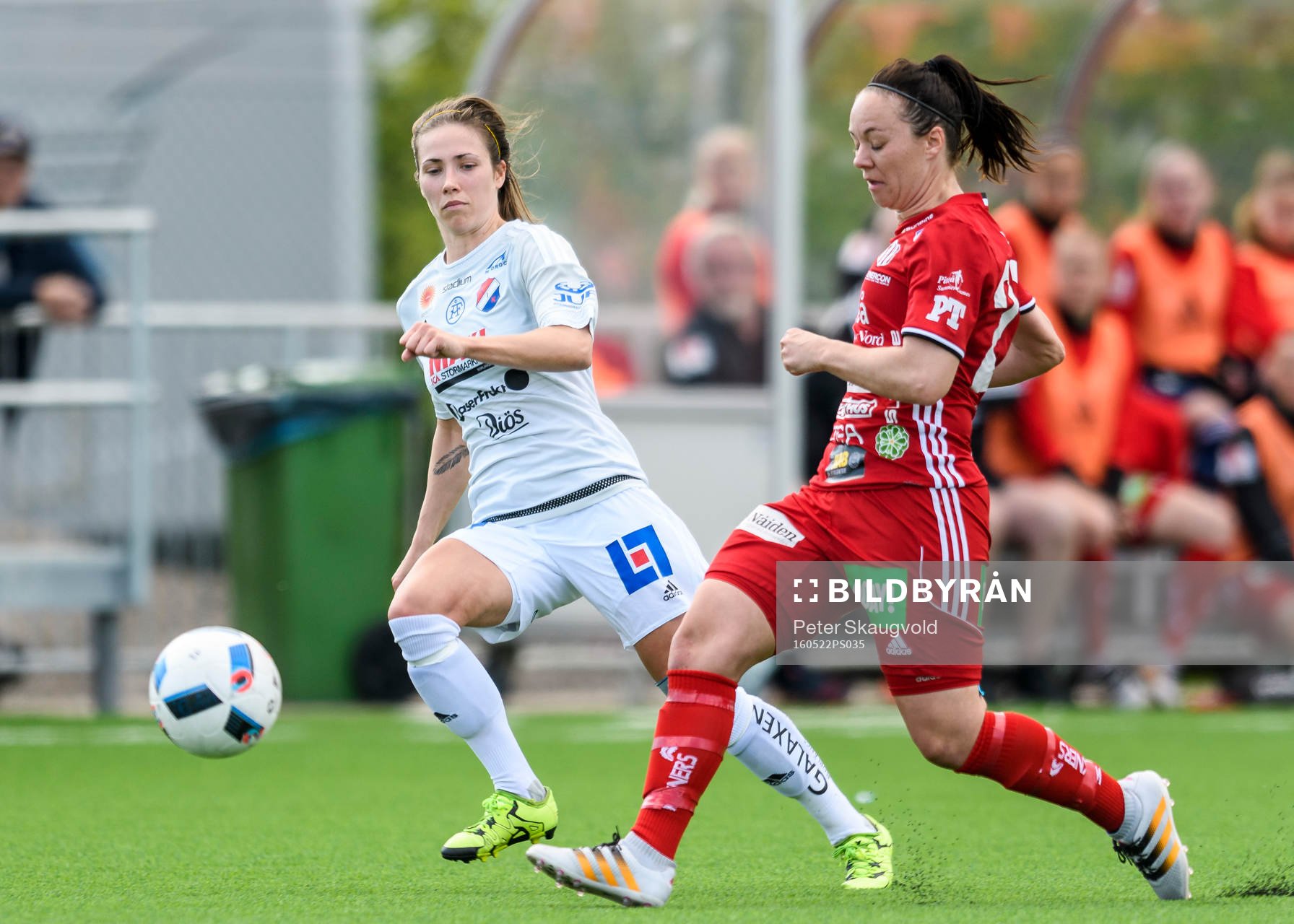 Kvarnsvedens Agnes Dahlström och Piteås June Pedersen under fotbollsmatchen i Damallsvenskan mellan Piteå och Kvarnsveden den 22 maj 2016 i Piteå.