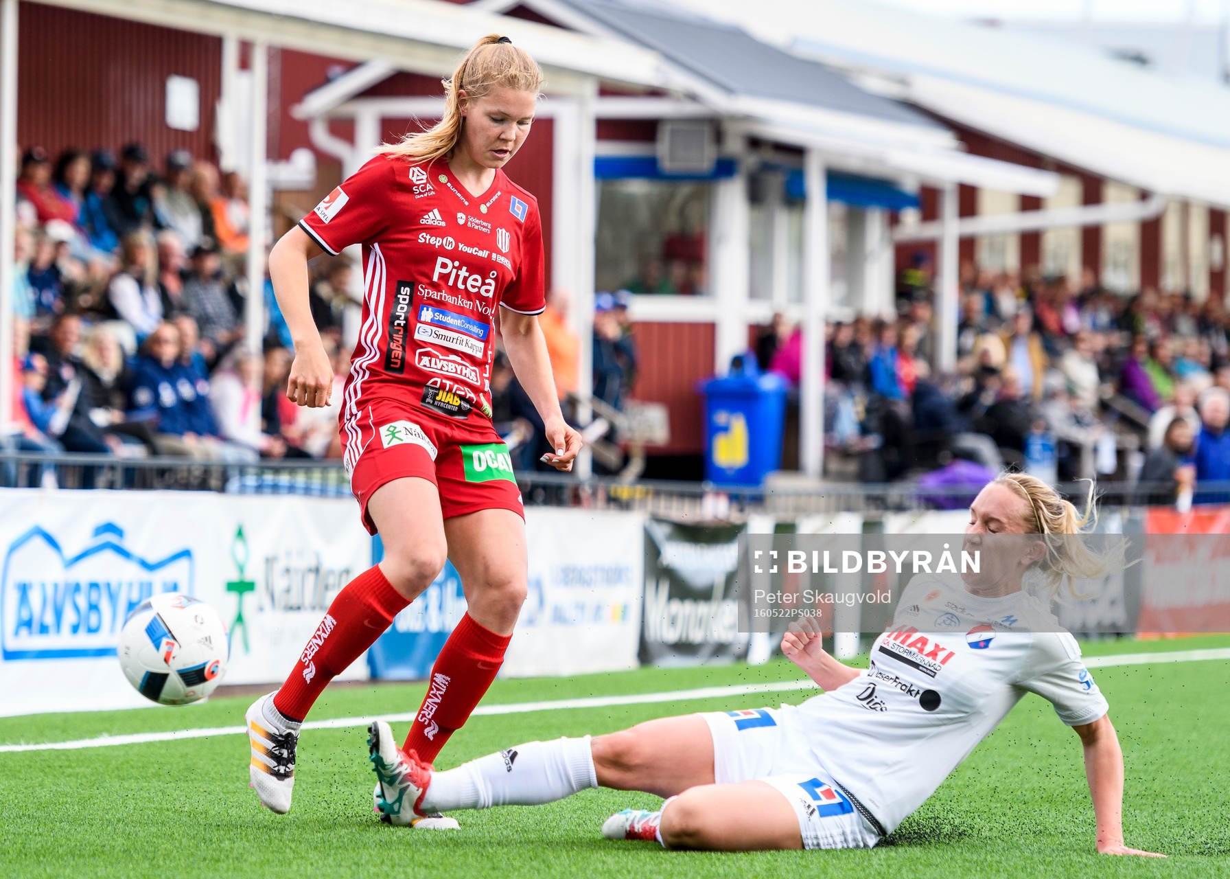 Kvarnsvedens Julia Roddar tacklar bort bollen för Piteås