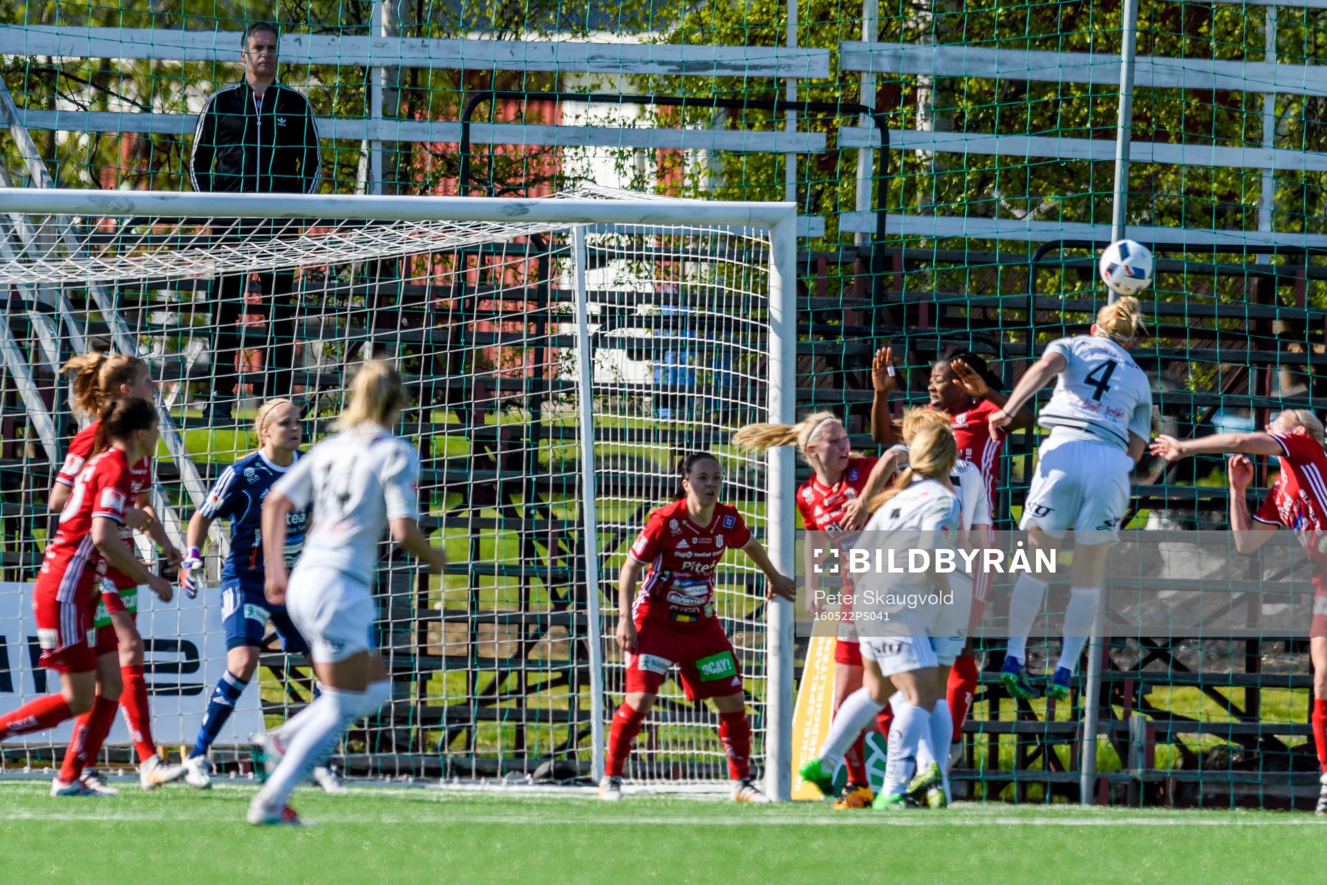 Piteå försvarar sig under en hörna under fotbollsmatchen i Damallsvenskan mellan Piteå och Kvarnsveden den 22 maj 2016 i Piteå.