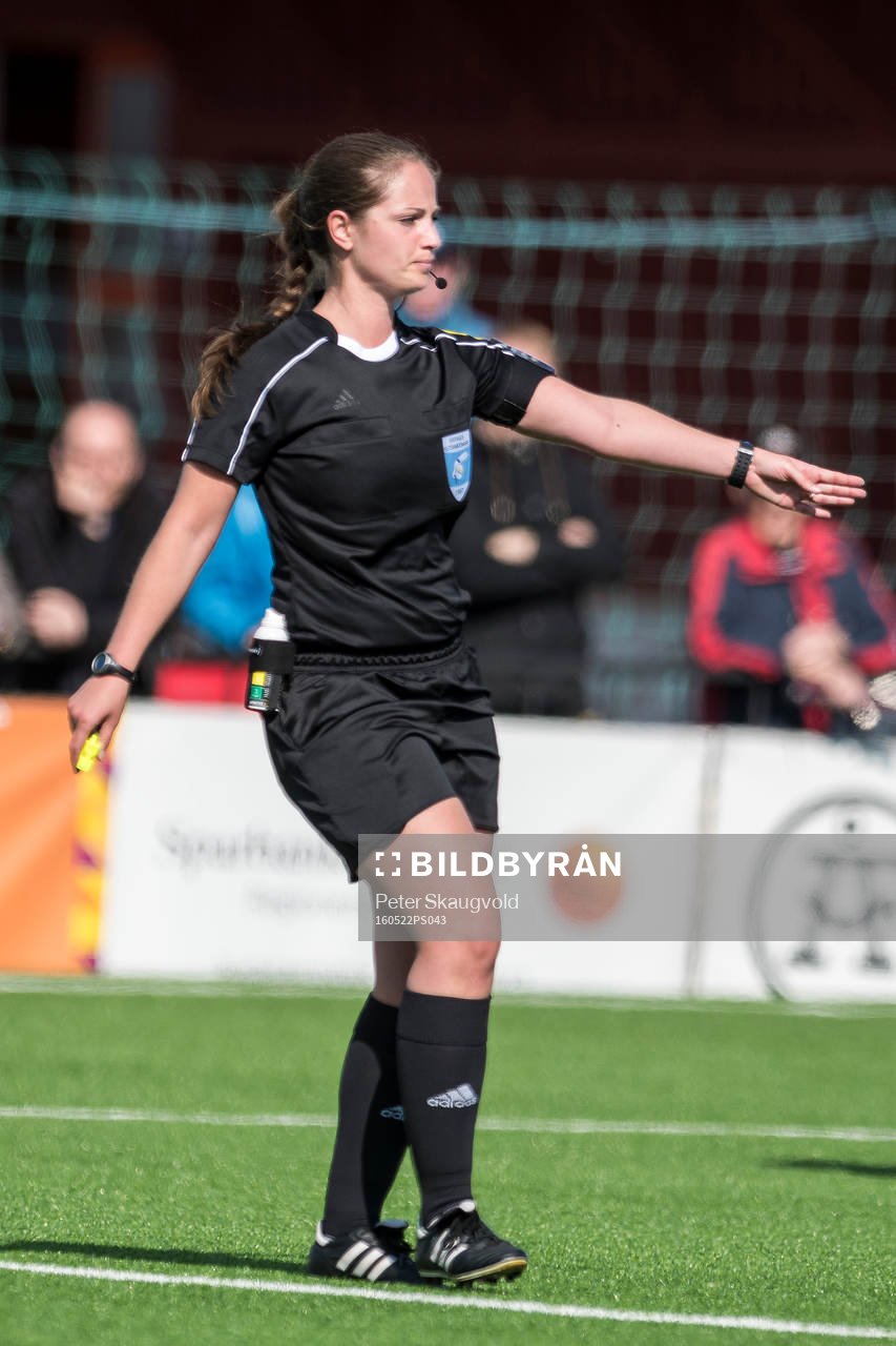 Domaren Alicia Westberg blåser straff för Piteå under fotbollsmatchen i Damallsvenskan mellan Piteå och Kvarnsveden den 22 maj 2016 i Piteå.