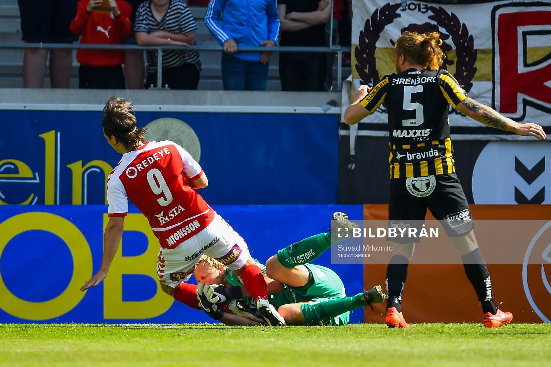 Kalmars Marcus Antonsson i en kamp mot Häckens målvakt