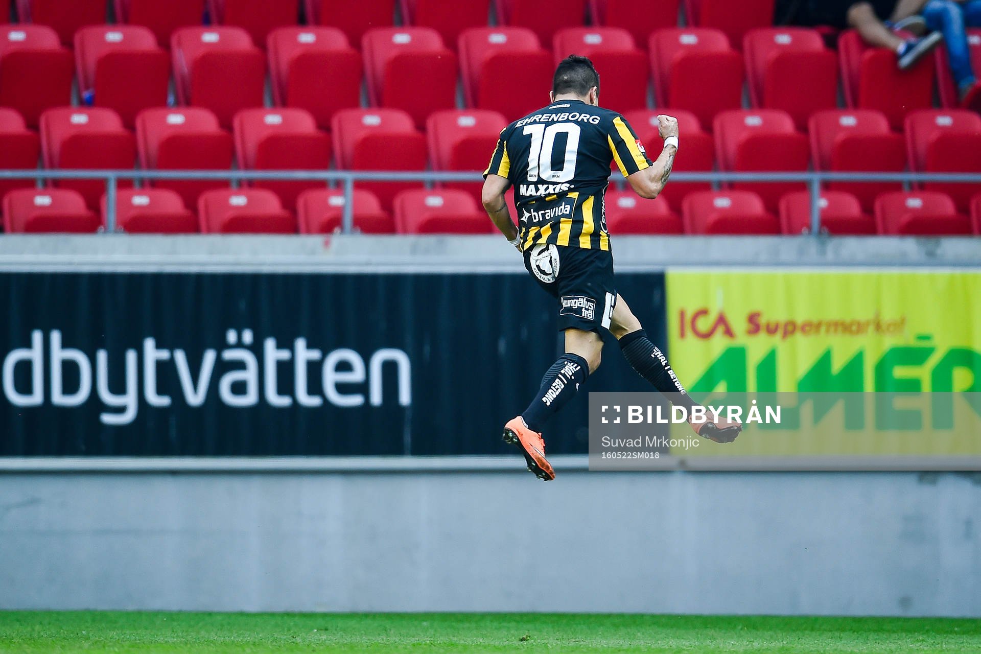 Häckens Paulo de Oliveira jublar