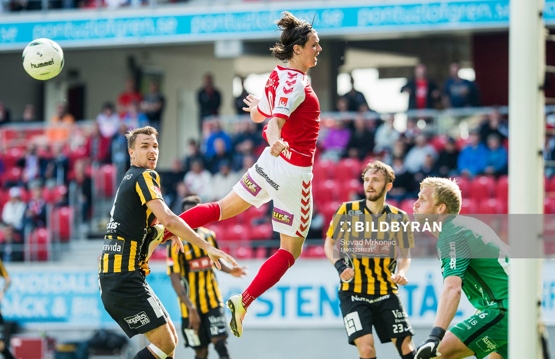 Kalmars Marcus Antonsson och Häckens målvakt Peter