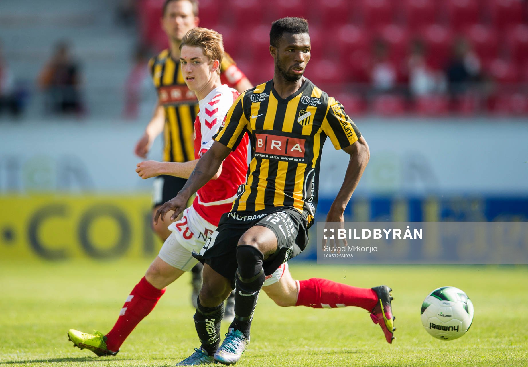 Kalmars Carl Johansson och Häckens Mohammed Abubakari