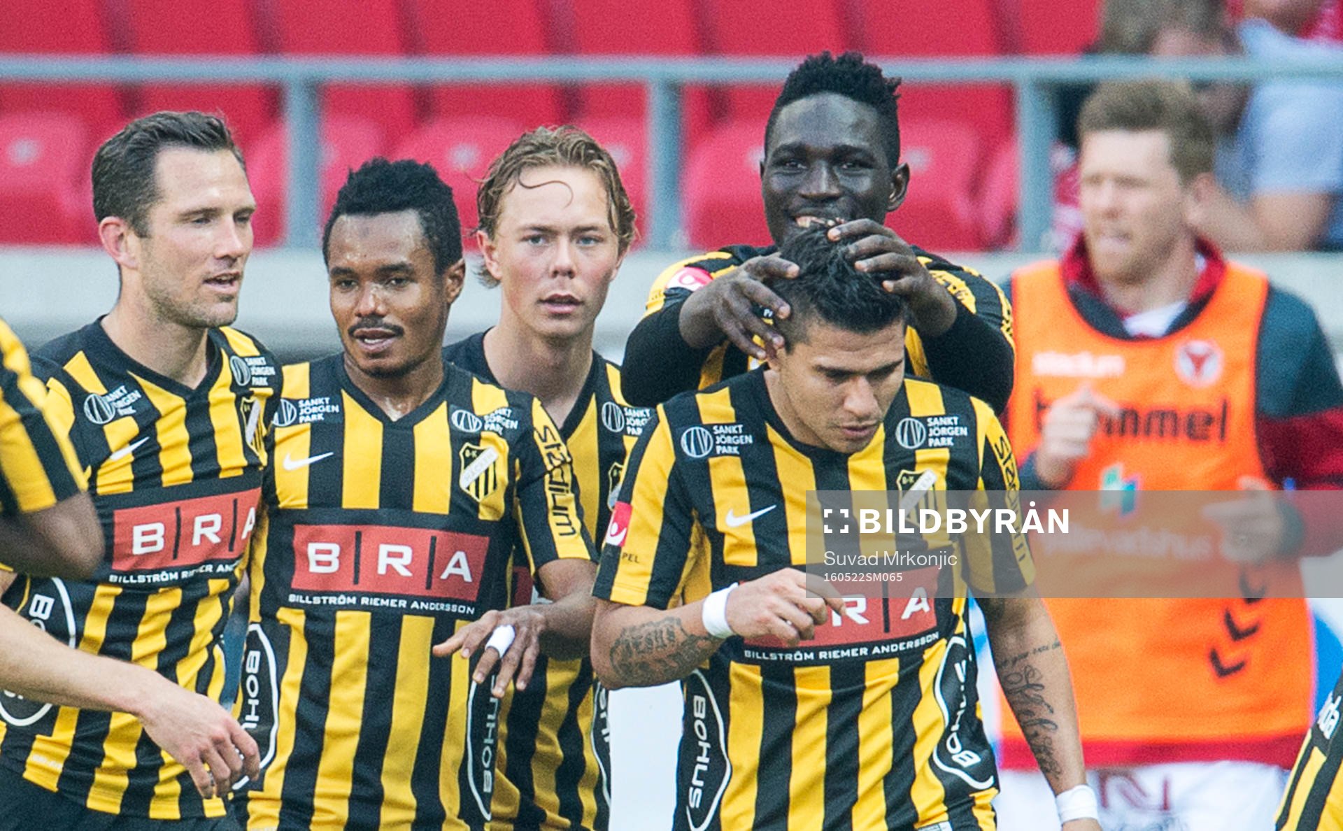 Häckens Paulo de Oliveira kramas om av lagkamrater