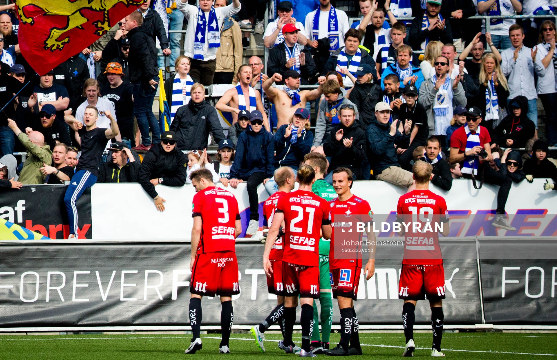 Norrköpings Henrik Castegren framför fansen