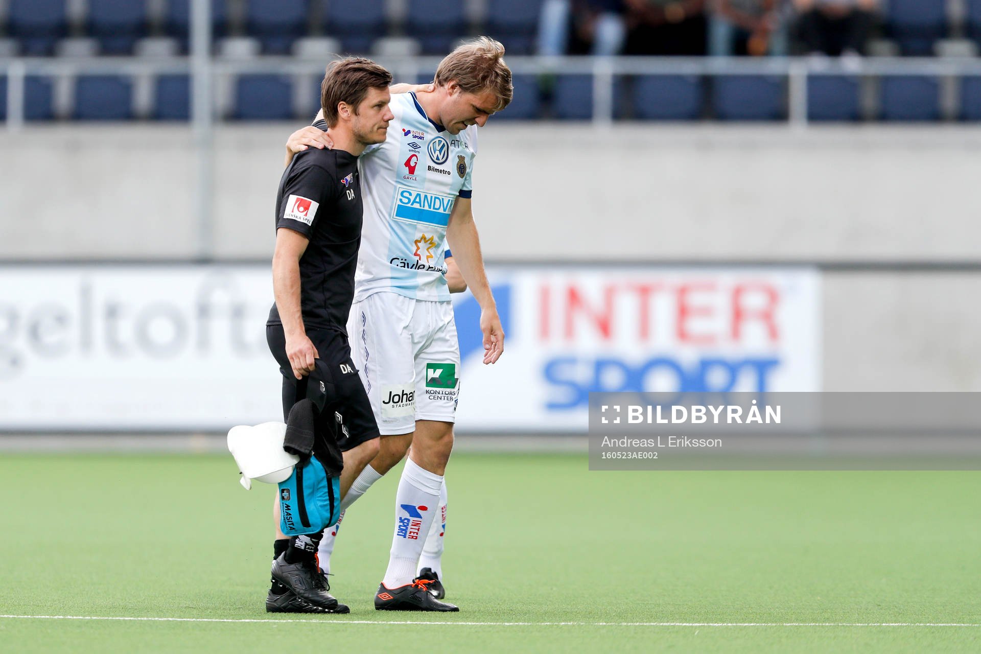 Gefles Johan Oremo tvingas lämna planen skadad