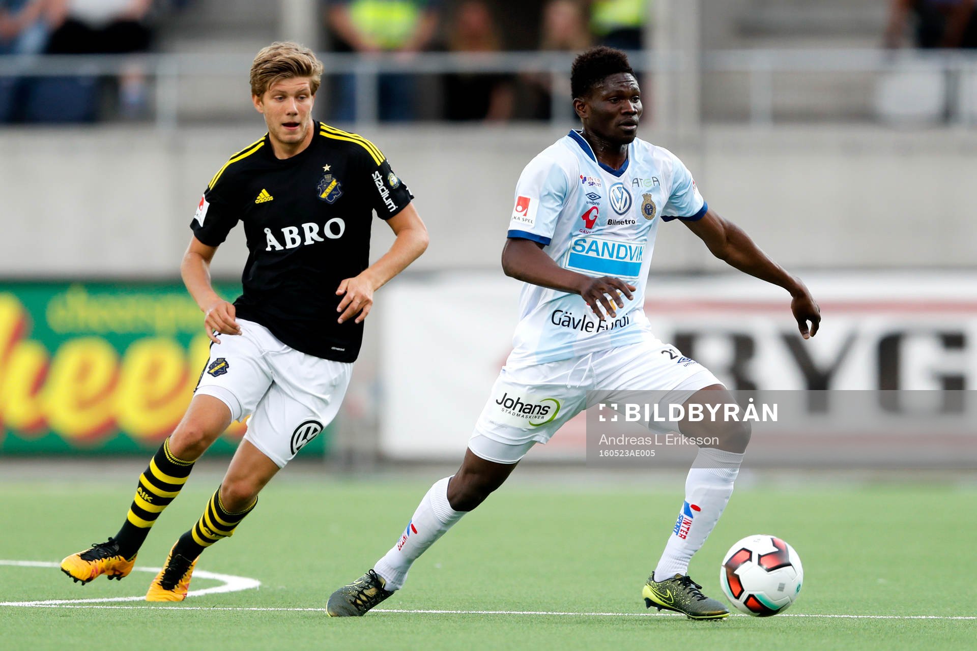 s Anton Jönsson Salétros och Gefles Kwame Bonsu