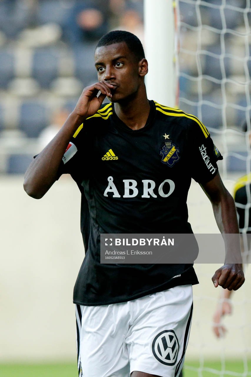 s Alexander Isak jublar med Ahmed Yasin