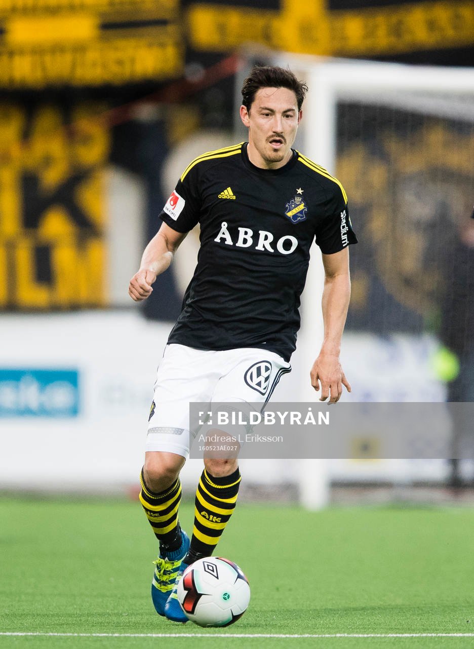 s Stefan Ishizaki med bollen
