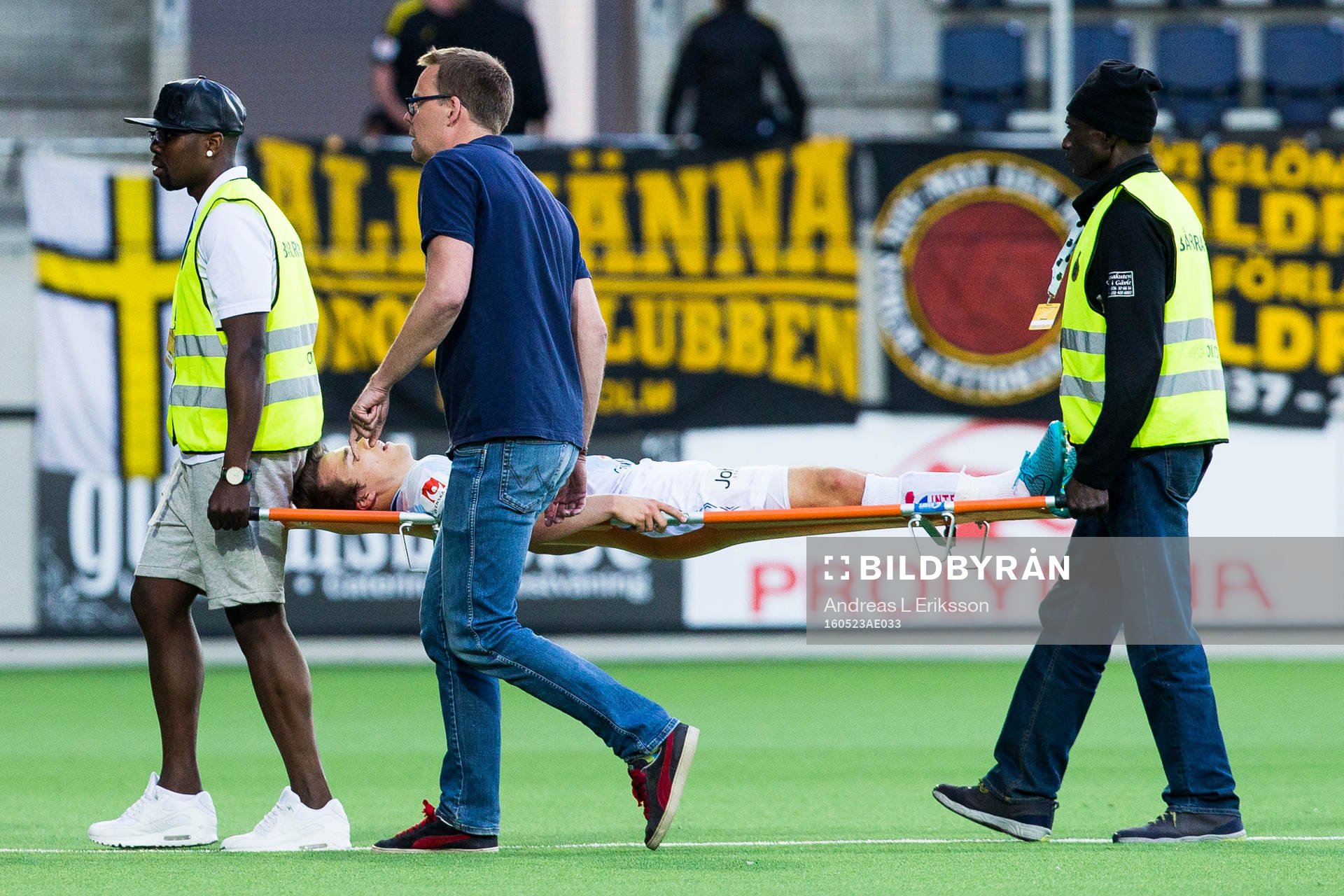 Gefles Simon Skrabb lämnar planen på bår