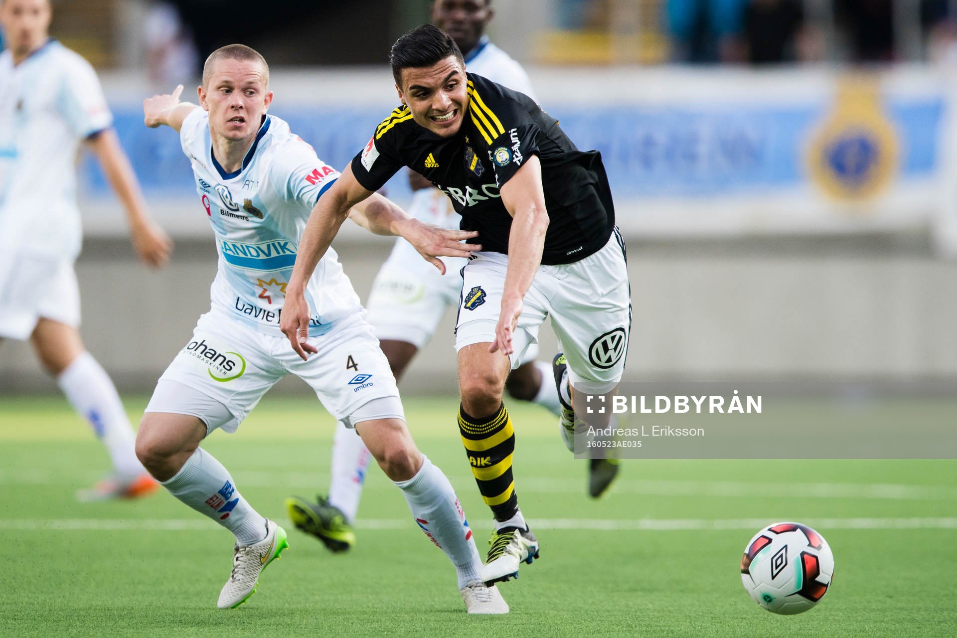 Gefles Anton Lans i kamp om bollen med AIK:s Ahmed Yasin under fotbollsmatchen i Allsvenskan mellan Gefle och AIK den 23 maj 2016 i Gävle.