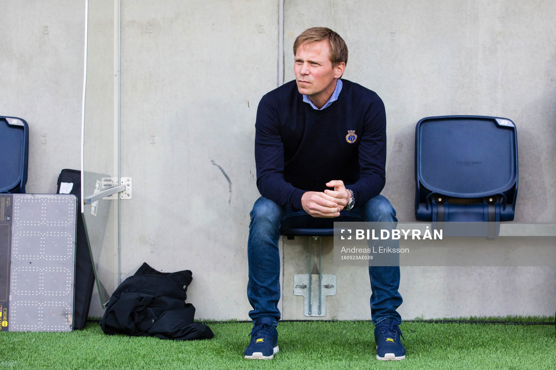 Gefles tränare Roger Sandberg innan fotbollsmatchen i