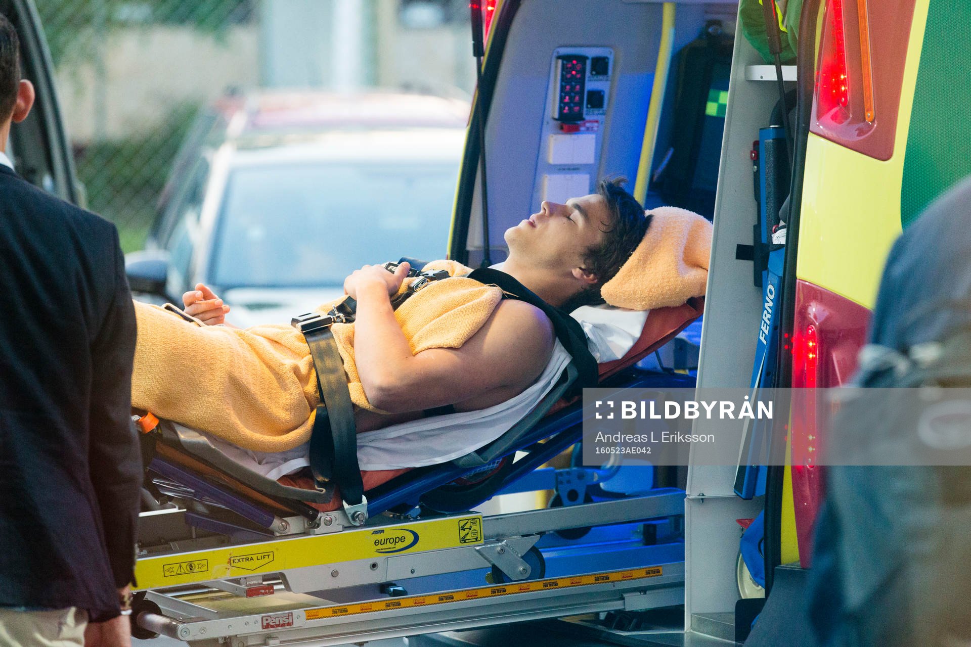 Gefles Simon Skrabb rullas in i en ambulans