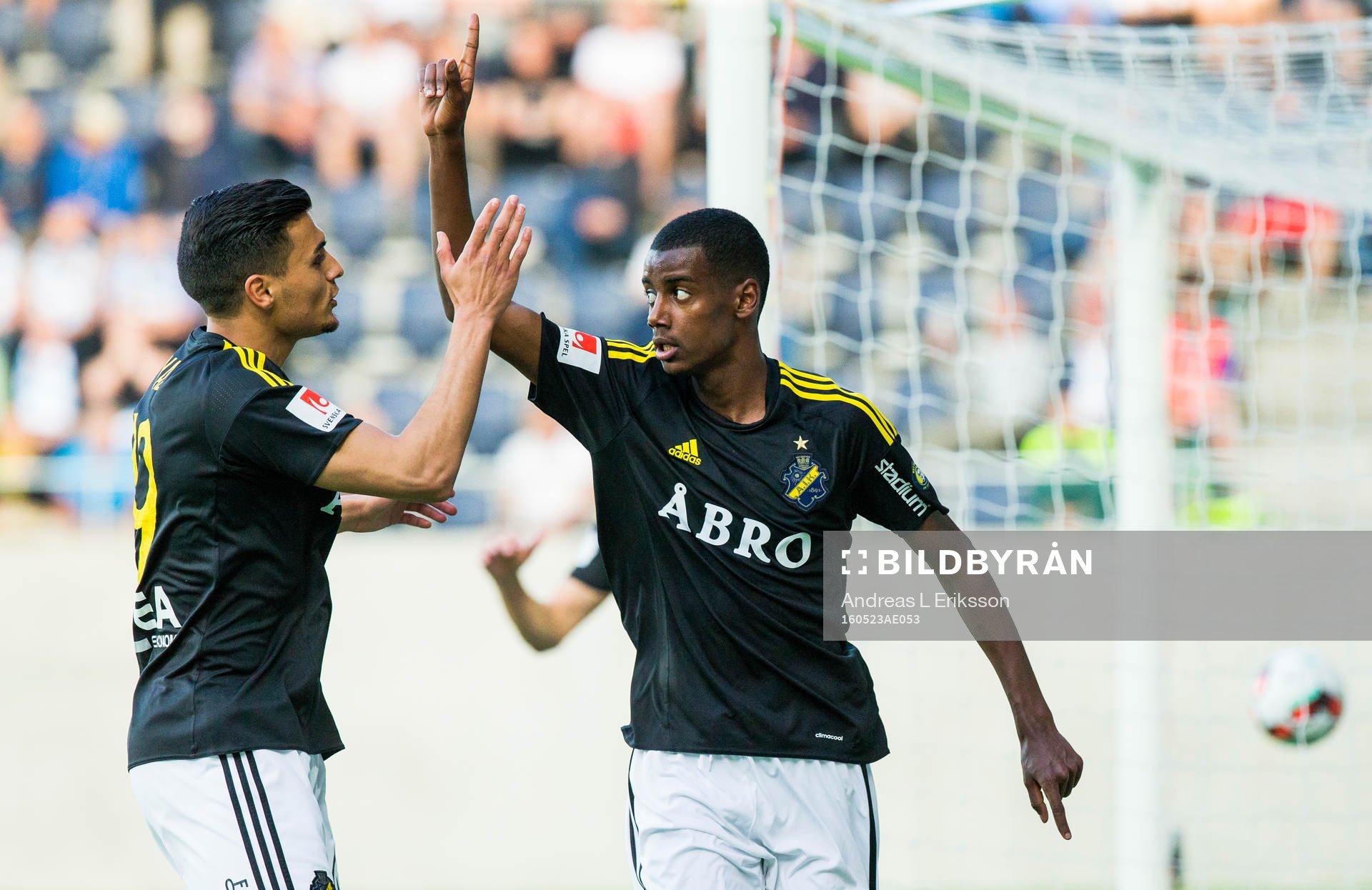 s Ahmed Yasin gratulerar Alexander Isak till 0-1