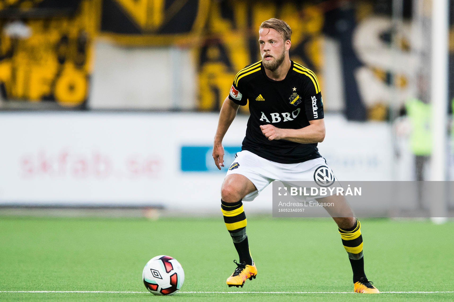 s Daniel Sundgren med bollen