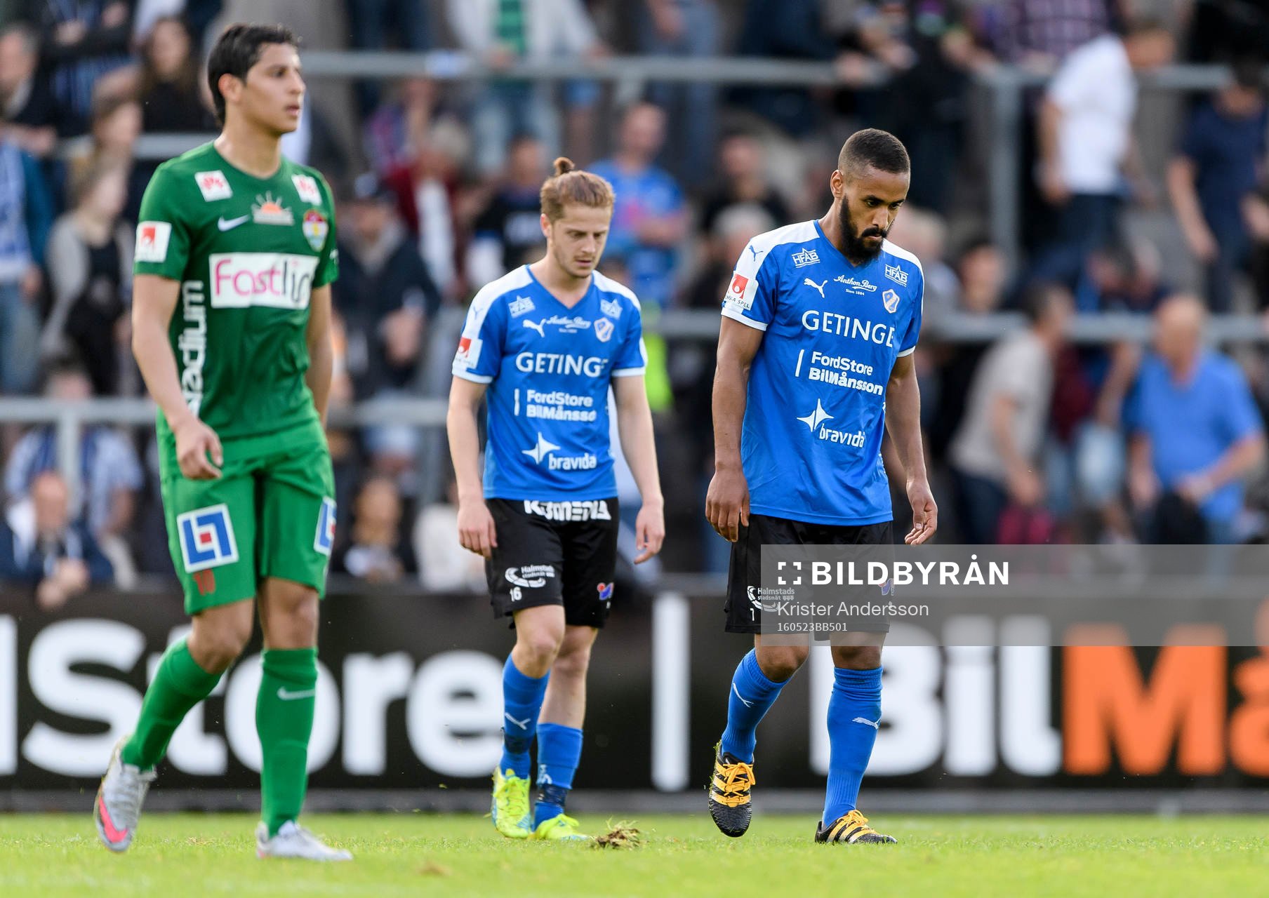 Halmstads Junes Barny deppar när de går in till halvlek