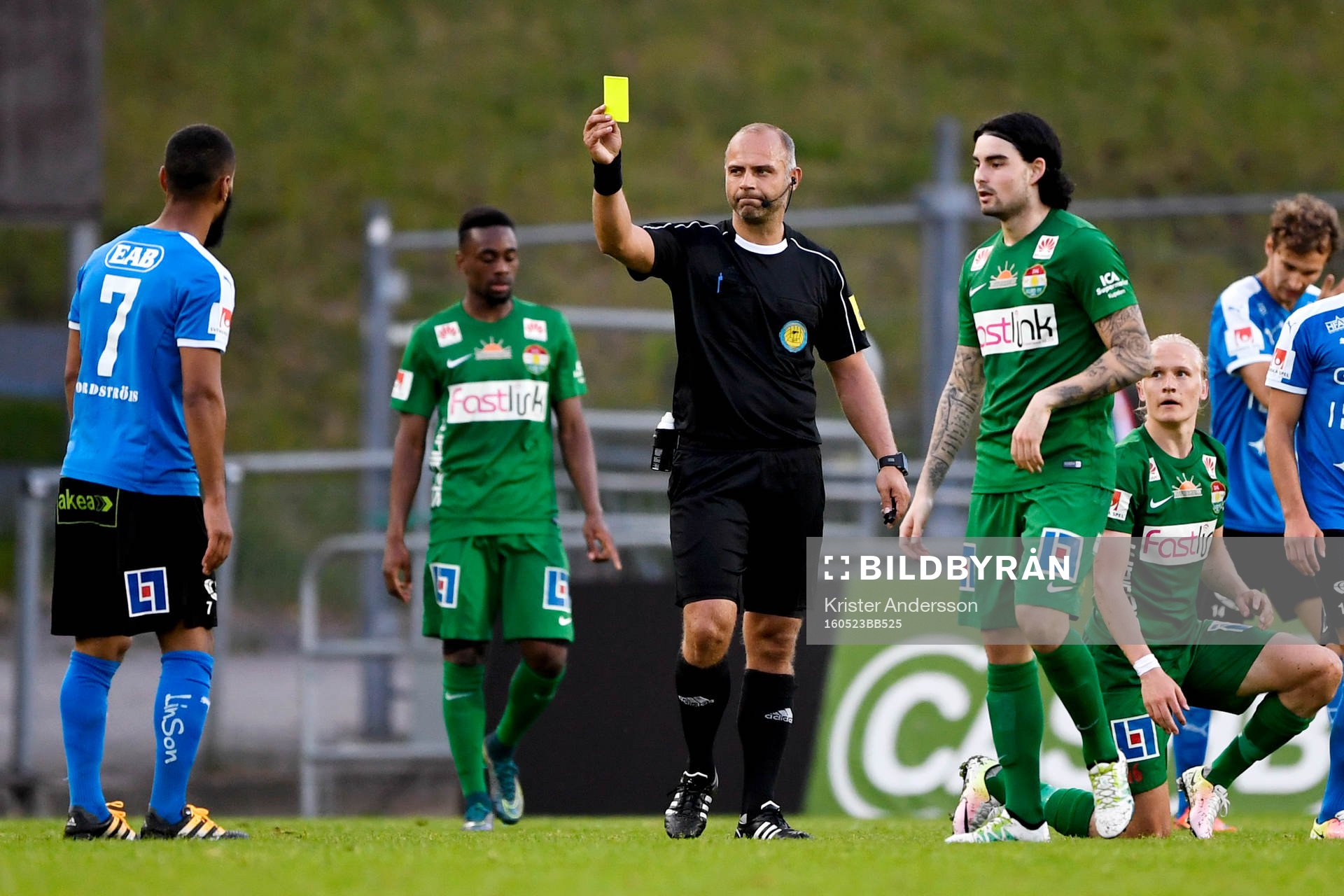 Hammarbys Alexssander Medeiros de Azeredo får gult kort av