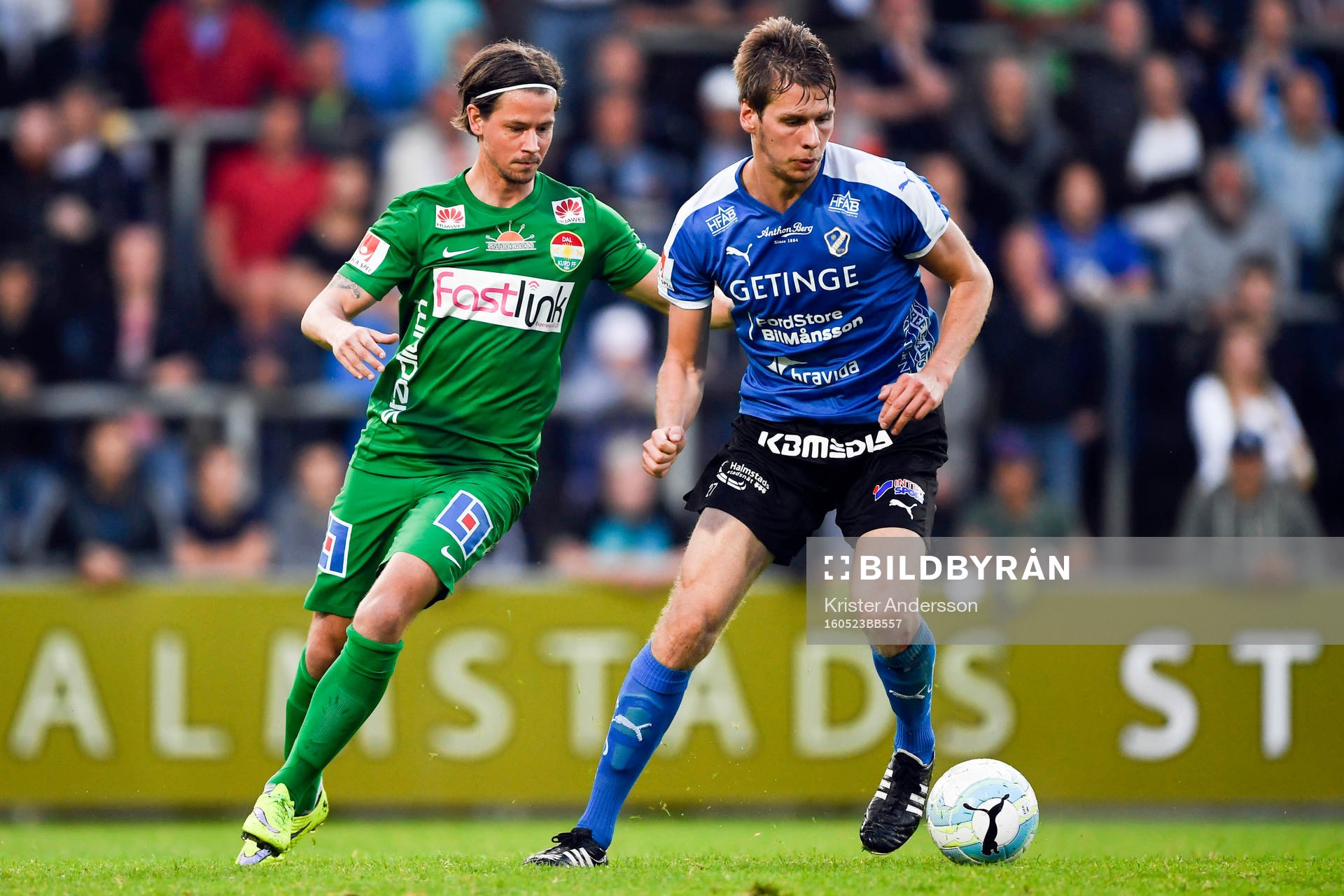 Dalkurds Dusan Djuric och Halmstads Marcus Johansson under fotbollsmatchen i Superettan mellan Halmstad och Dalkurd den 23 maj 2016 i Halmstad.