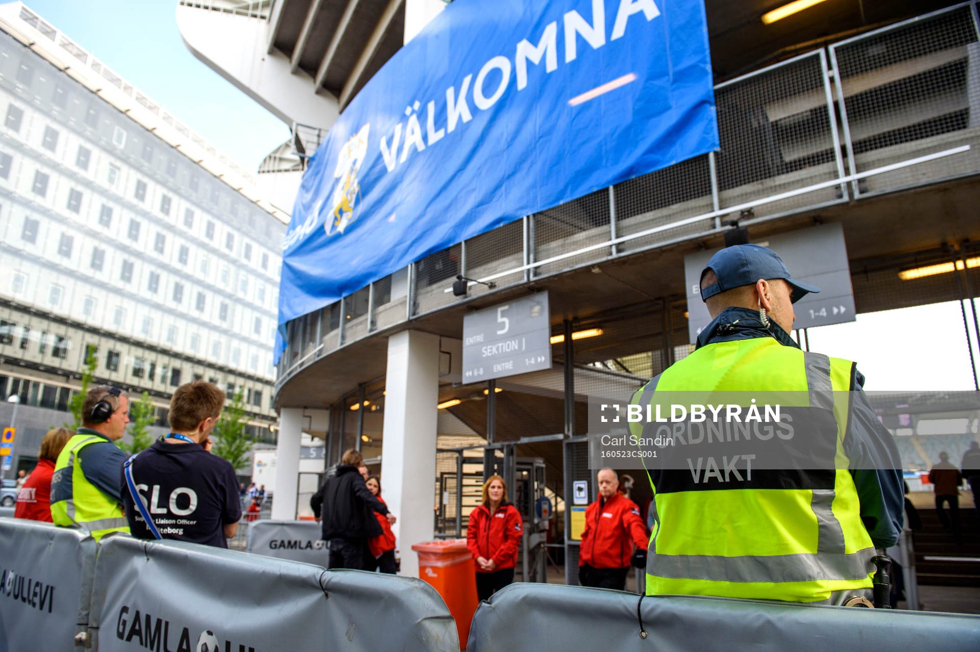 En ordningsvak utanför arenan innan fotbollsmatchen i