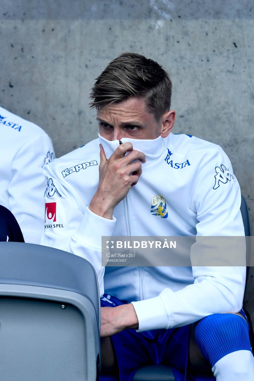 IFK Göteborgs Sören Rieks skyddar sig från röken