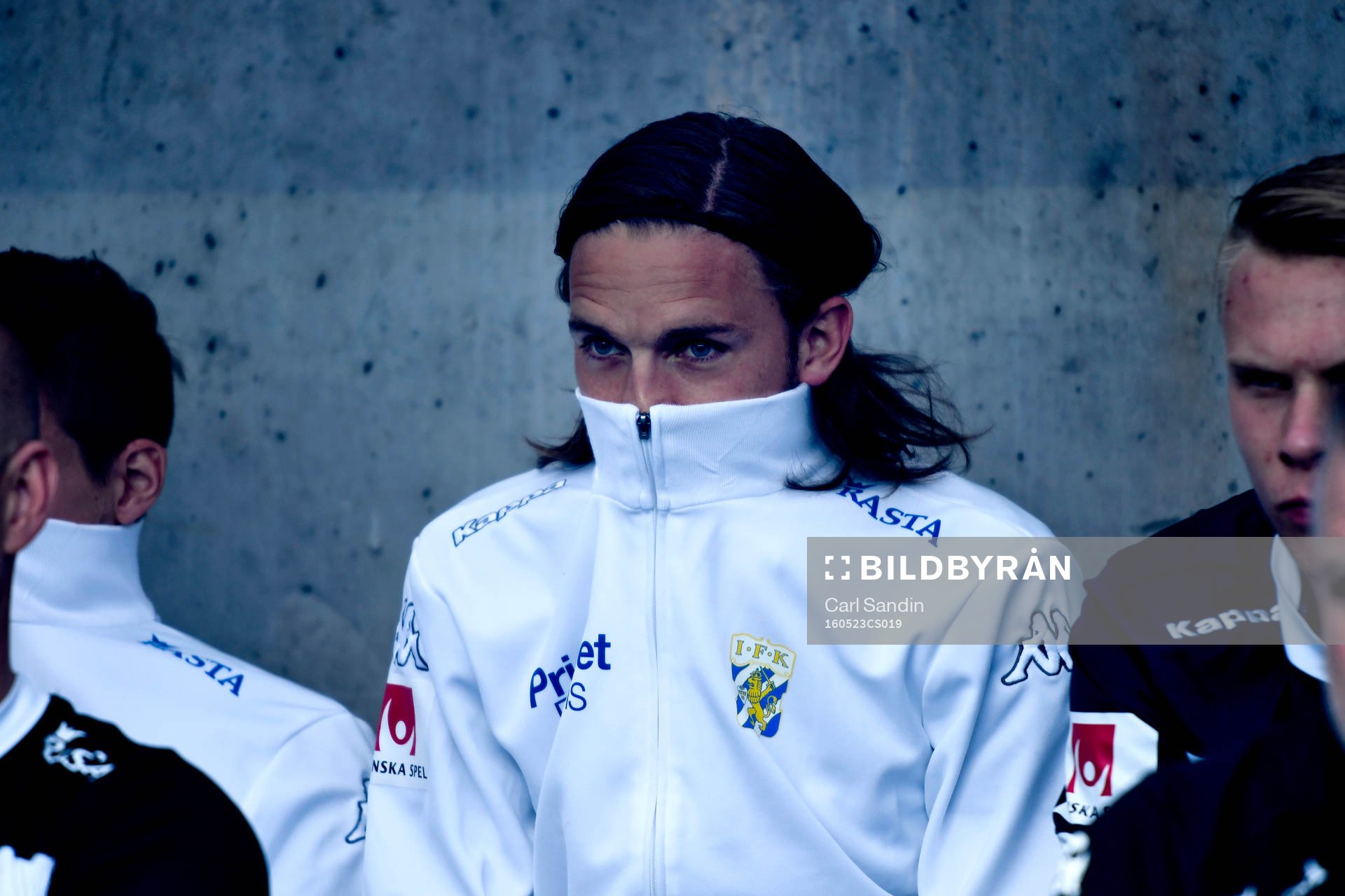 IFK Göteborgs Tom Pettersson skyddar sig från röken