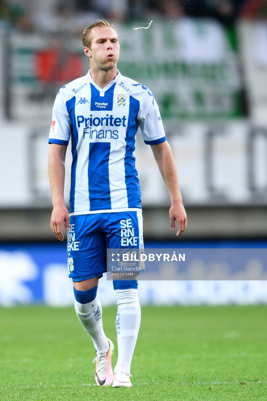 IFK Göteborgs Gustav Engvall spottar