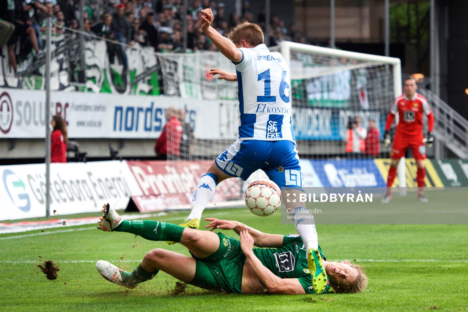 Hammarbys Lars Saetra försvarar mot IFK Göteborgs Mikael