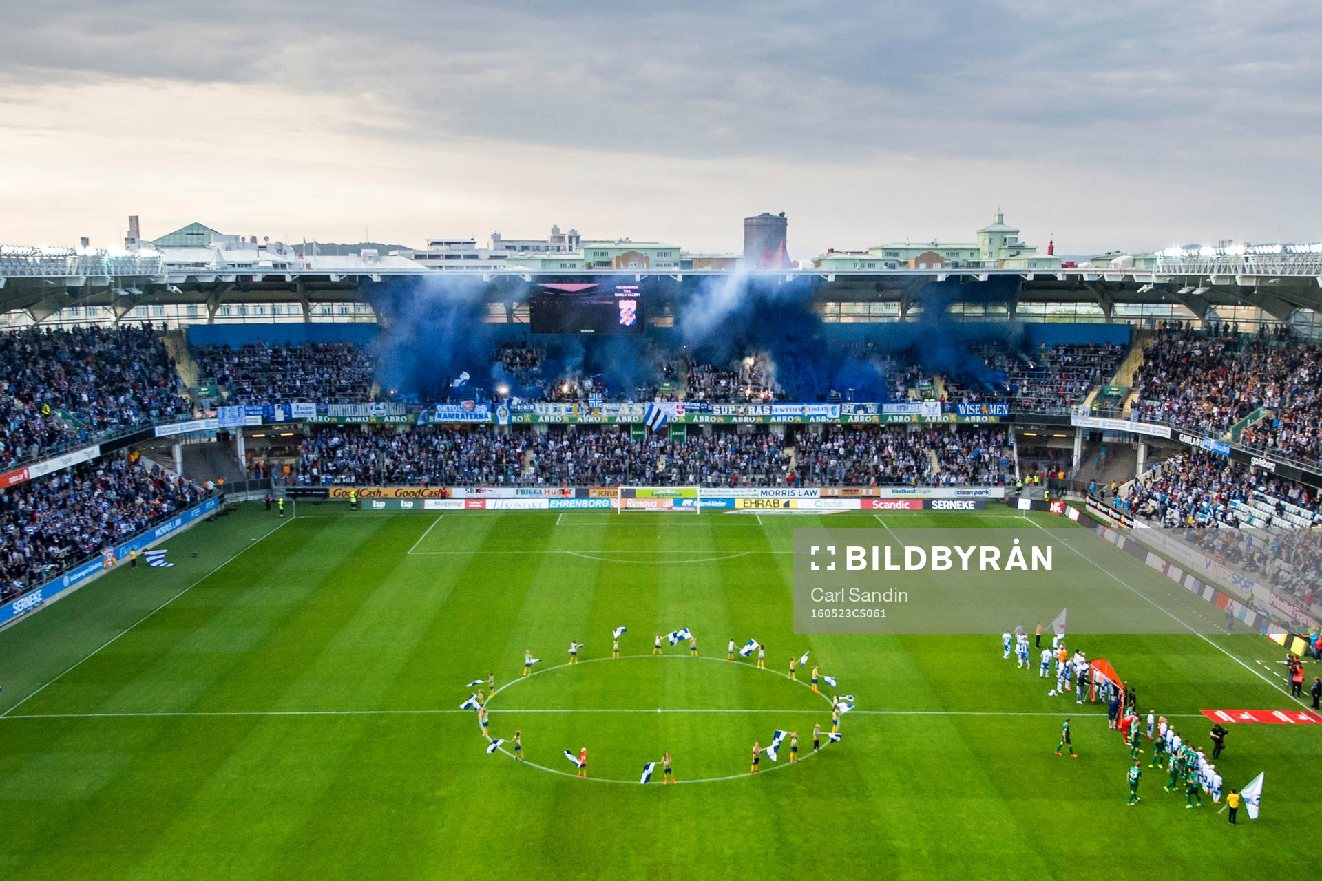 IFK Göteborgs supportrar tänder rökbengaler innan