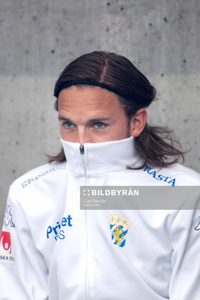 IFK Göteborgs Tom Pettersson skyddar sig från röken