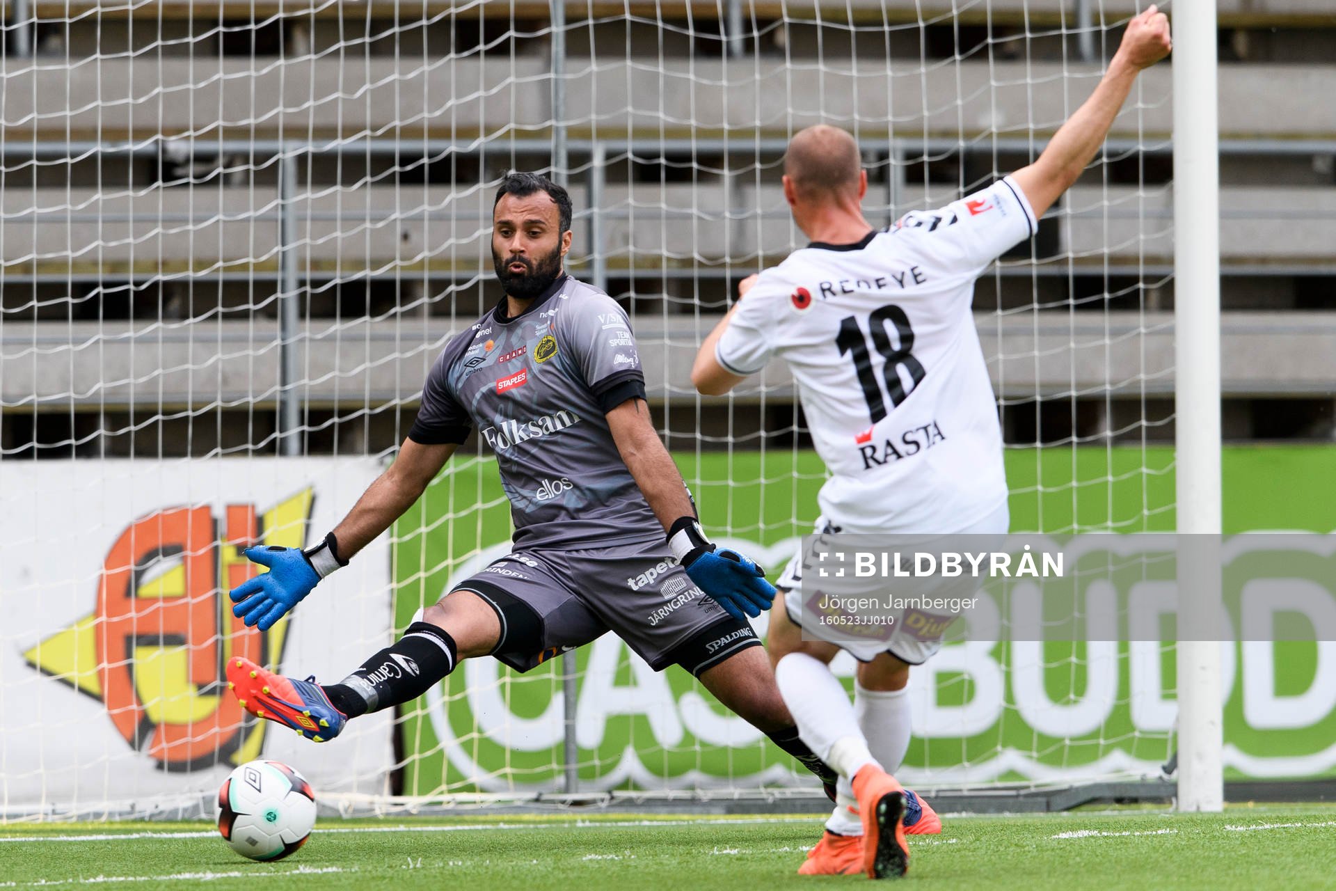 Kalmars Pär Eriksson (rygg mot kameran) gör 0-1 på