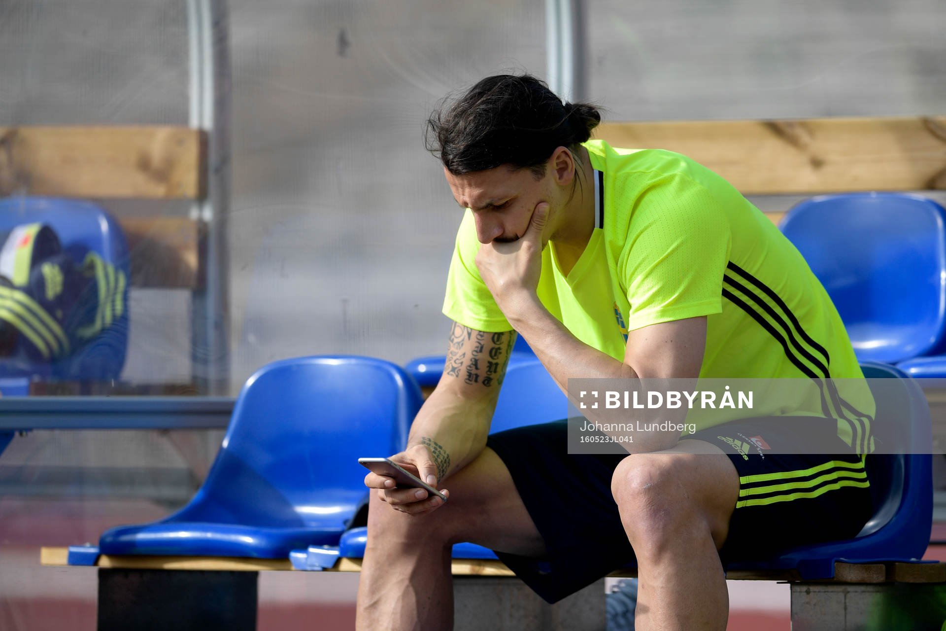 Sveriges Zlatan Ibrahimovic tittar i sin mobil