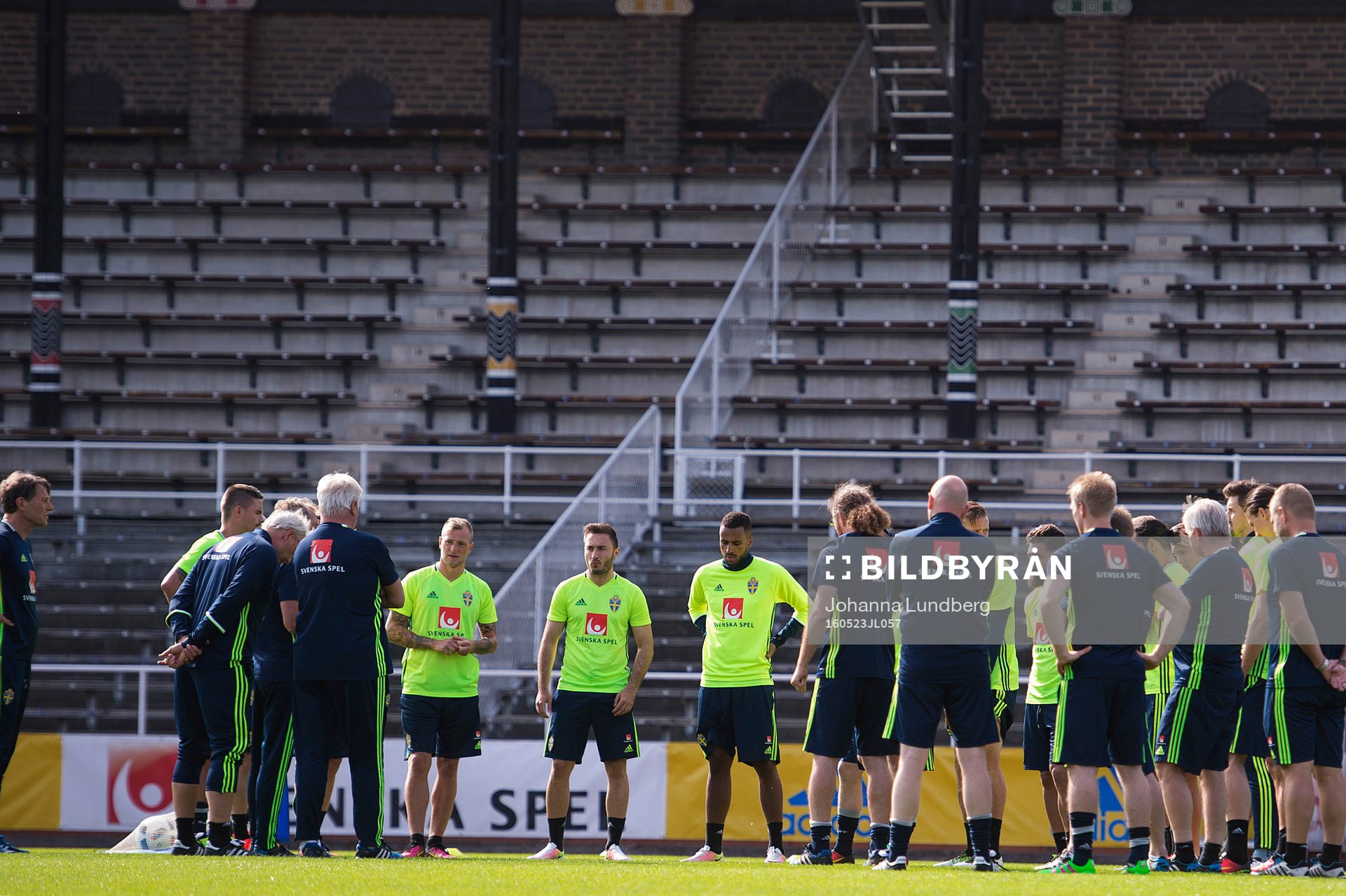 Sveriges förbundskapten Erik Hamrén samlar laget under Sveriges fotbollslandslags träning den 23 maj 2016 i Stockholm. 