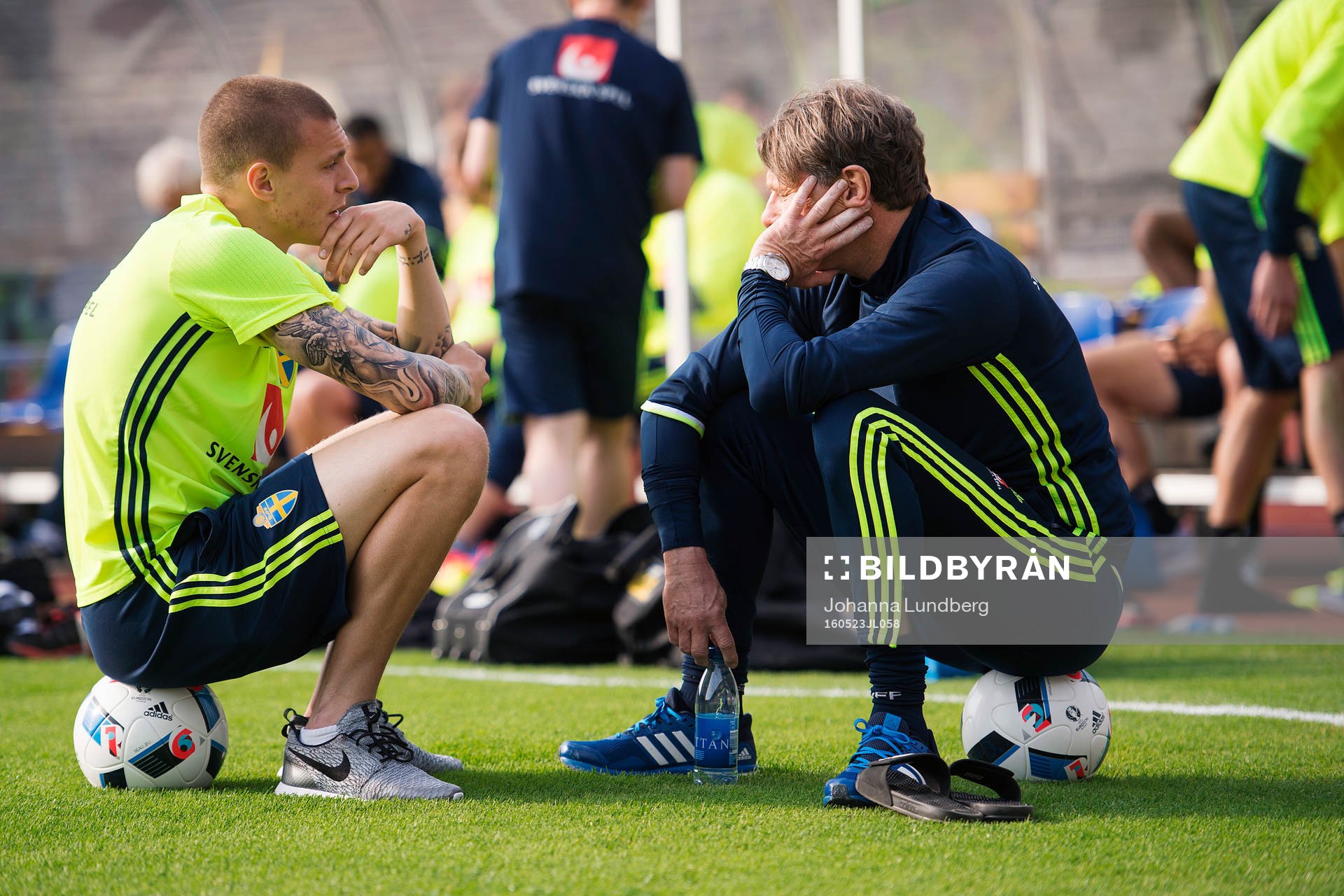 Sveriges Victor Nilsson Lindelöf samtalar med Håkan Ericson under Sveriges fotbollslandslags träning den 23 maj 2016 i Stockholm. 