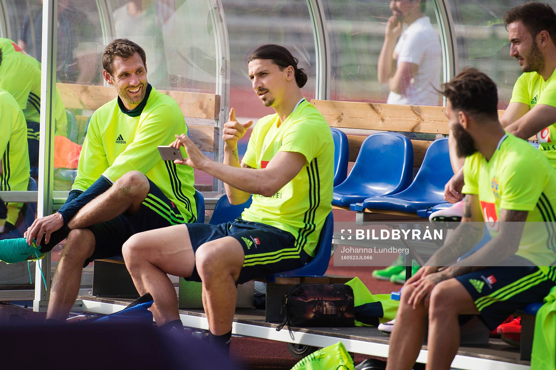 Sveriges Zlatan Ibrahimovic visar målvakt Andreas Isaksson en sak på sin telefon under Sveriges fotbollslandslags träning den 23 maj 2016 i Stockholm. 