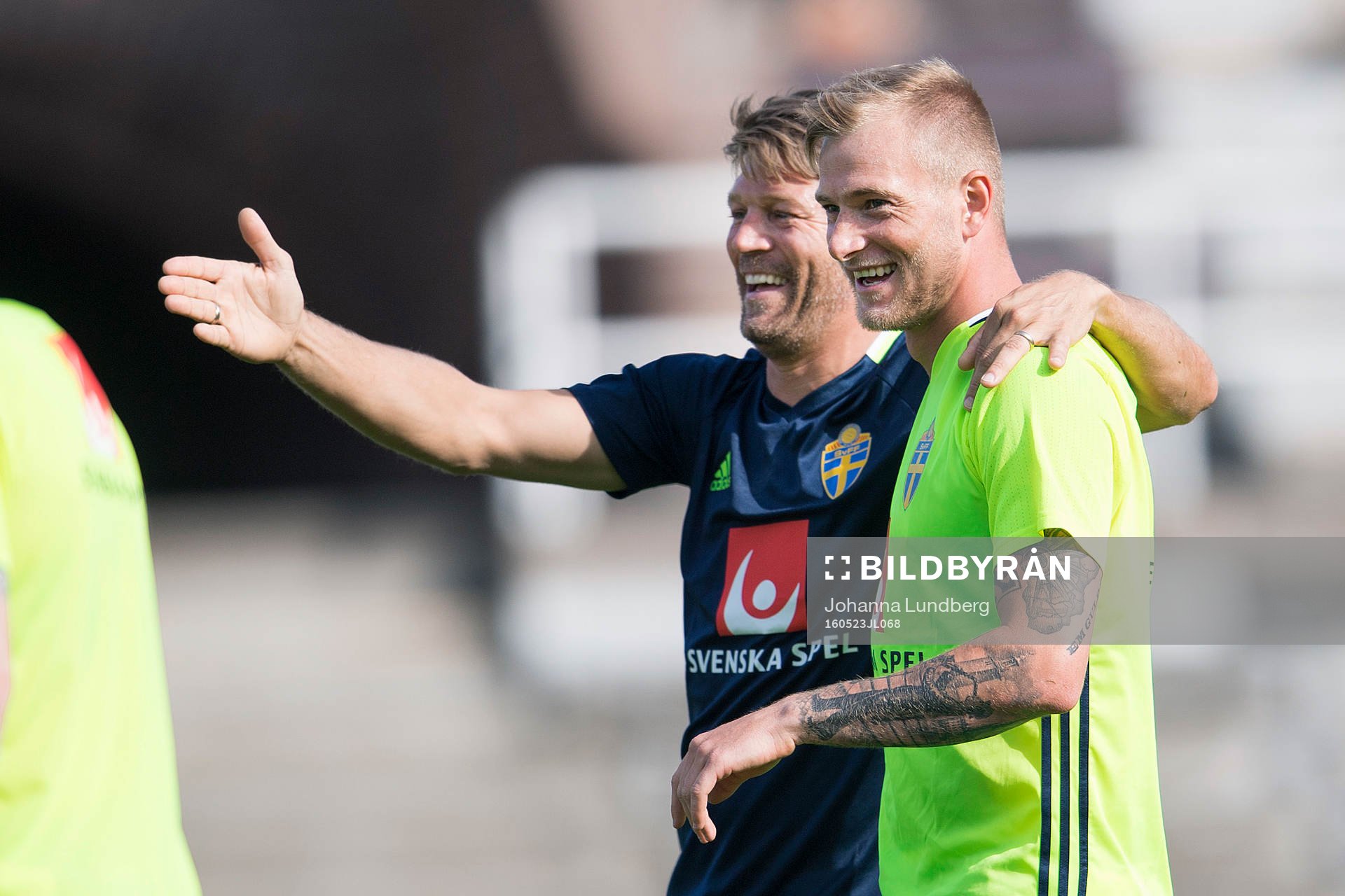 Sveriges player manager Marcus Allbäck och John Guidetti under Sveriges fotbollslandslags träning den 23 maj 2016 i Stockholm. 