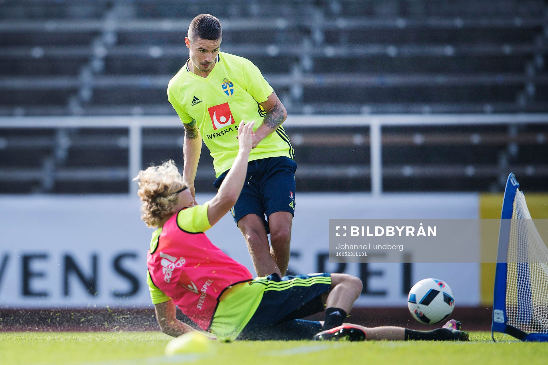 Sveriges Oscar Hiljemark och Mikael Lustig