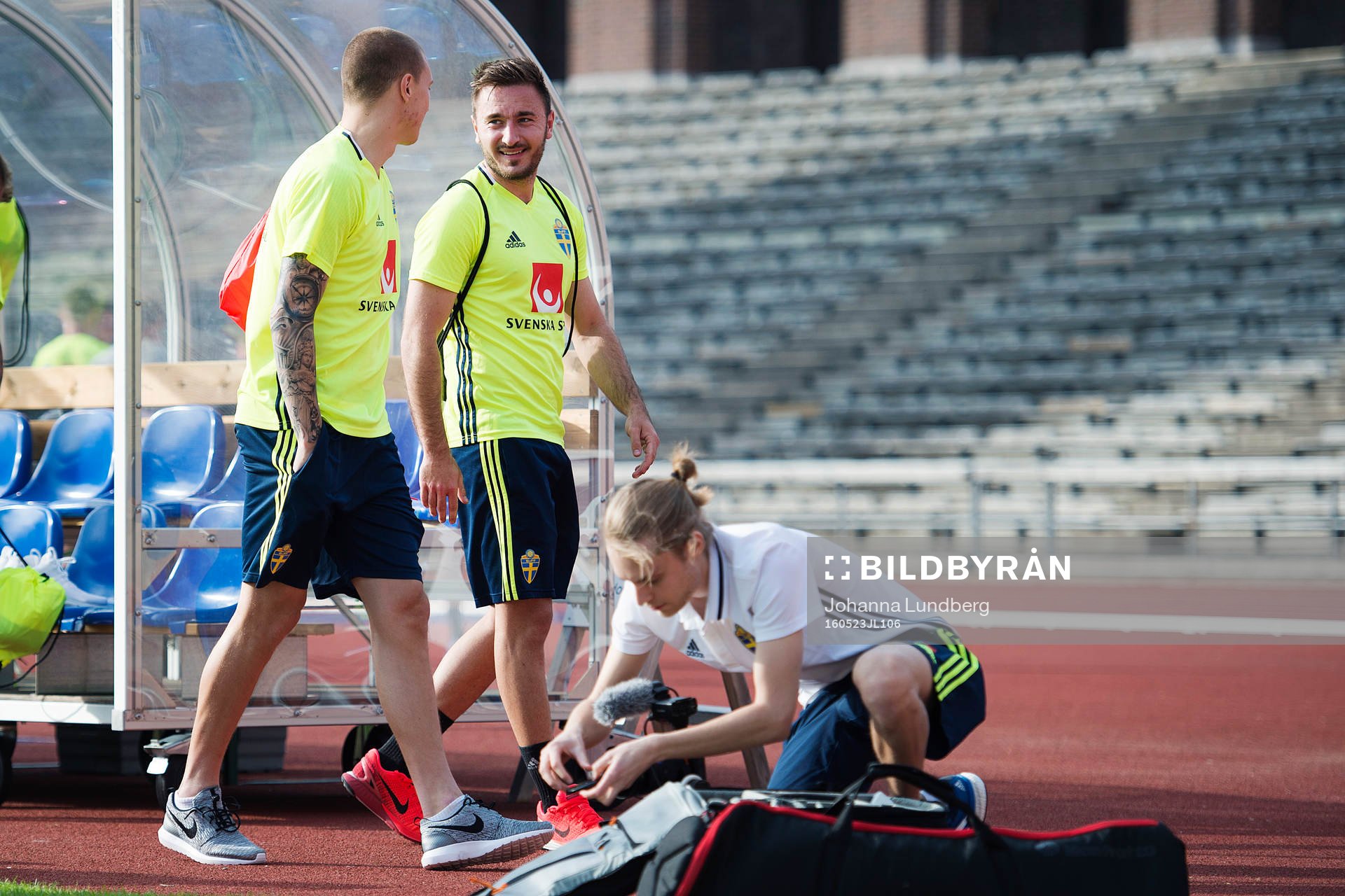 Sveriges Victor Nilsson Lindelöf och Muamer Tanković under Sveriges fotbollslandslags träning den 23 maj 2016 i Stockholm. 