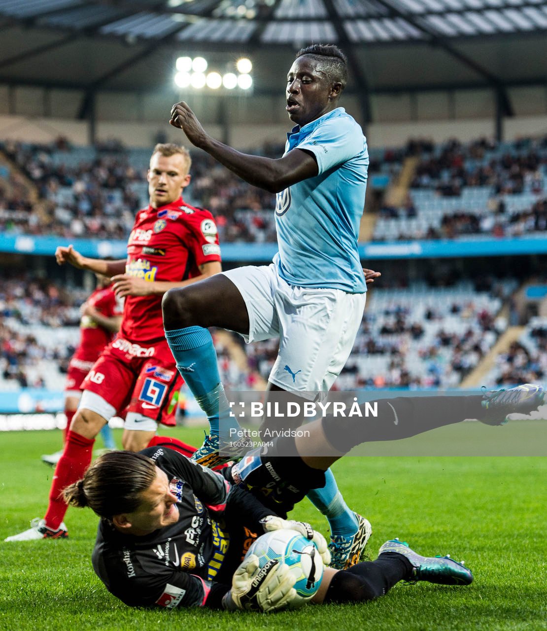 Malmö FFs Pa Konate och Falkenbergs målvakt Otto Martler