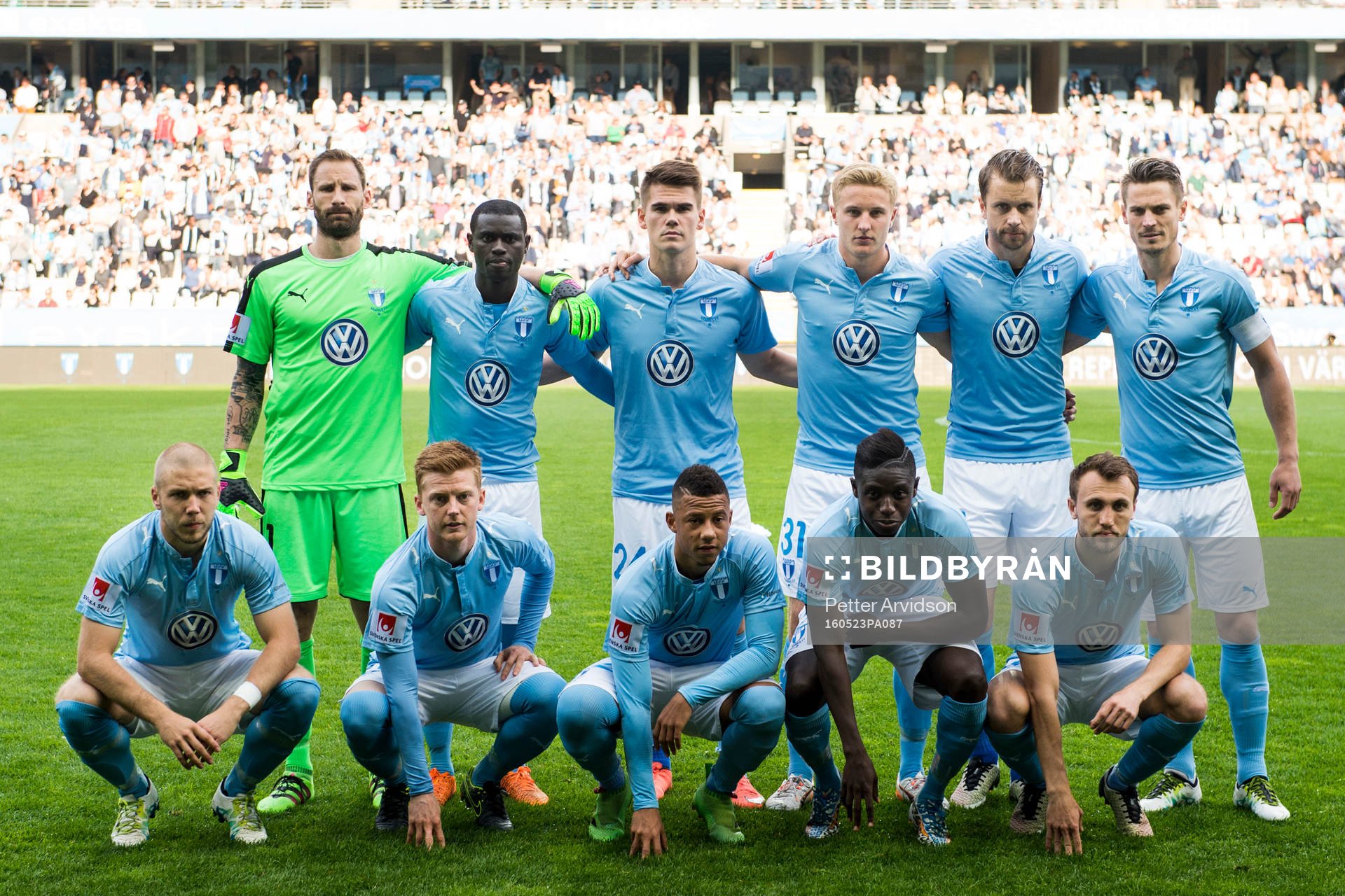 Malmö FFs startelva ställer upp för en lagbild, övre