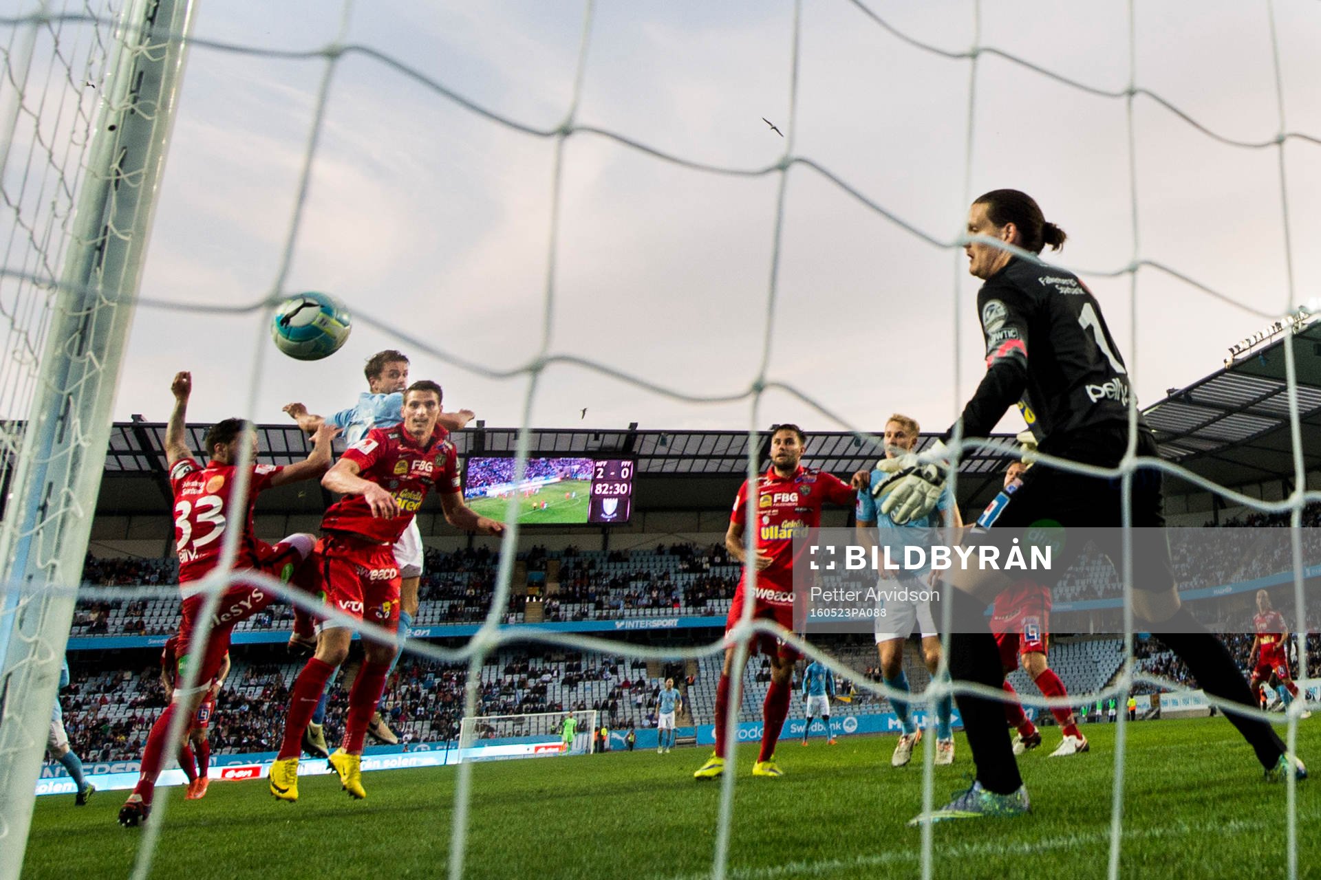 Malmö FFs Kari Arnason nickar mot Falkenbergs målvakt Otto Martler i kamp med Tibor Joza och Thomas Juel-Nielsen under fotbollsmatchen i Allsvenskan mellan Malmö FF och Falkenberg den 23 maj 2016 i Malmö.