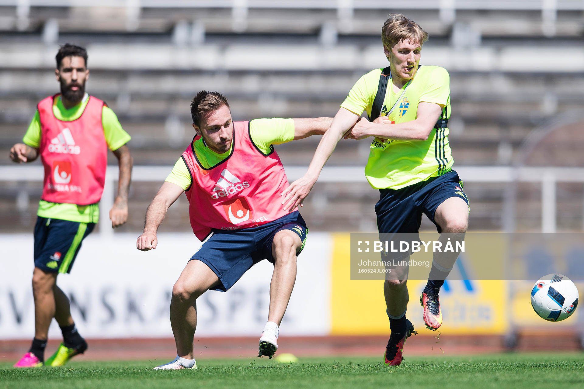 Muamer Tankovic och Emil Forsberg i kamp om bollen