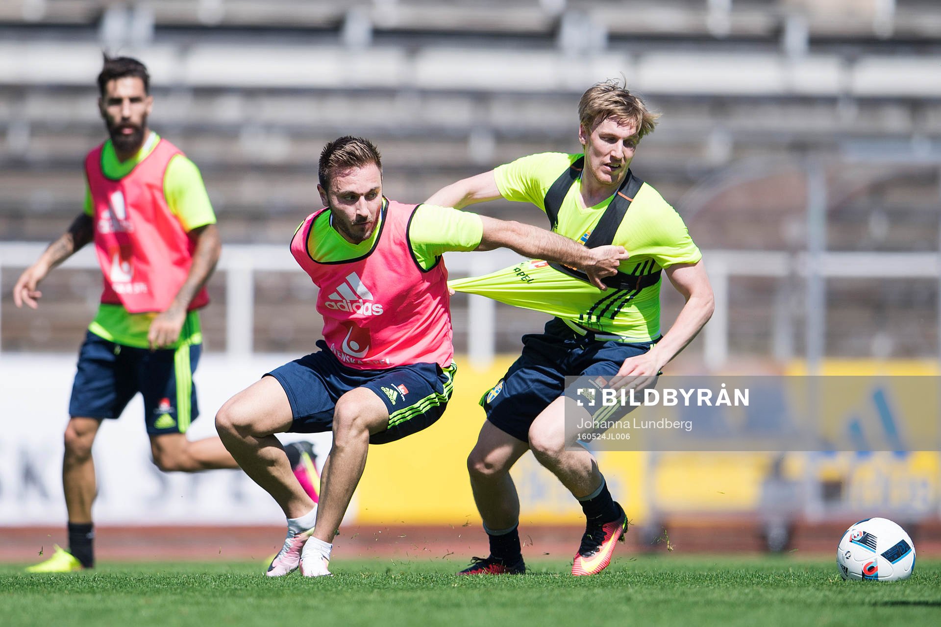 Muamer Tankovic och Emil Forsberg i kamp om bollen