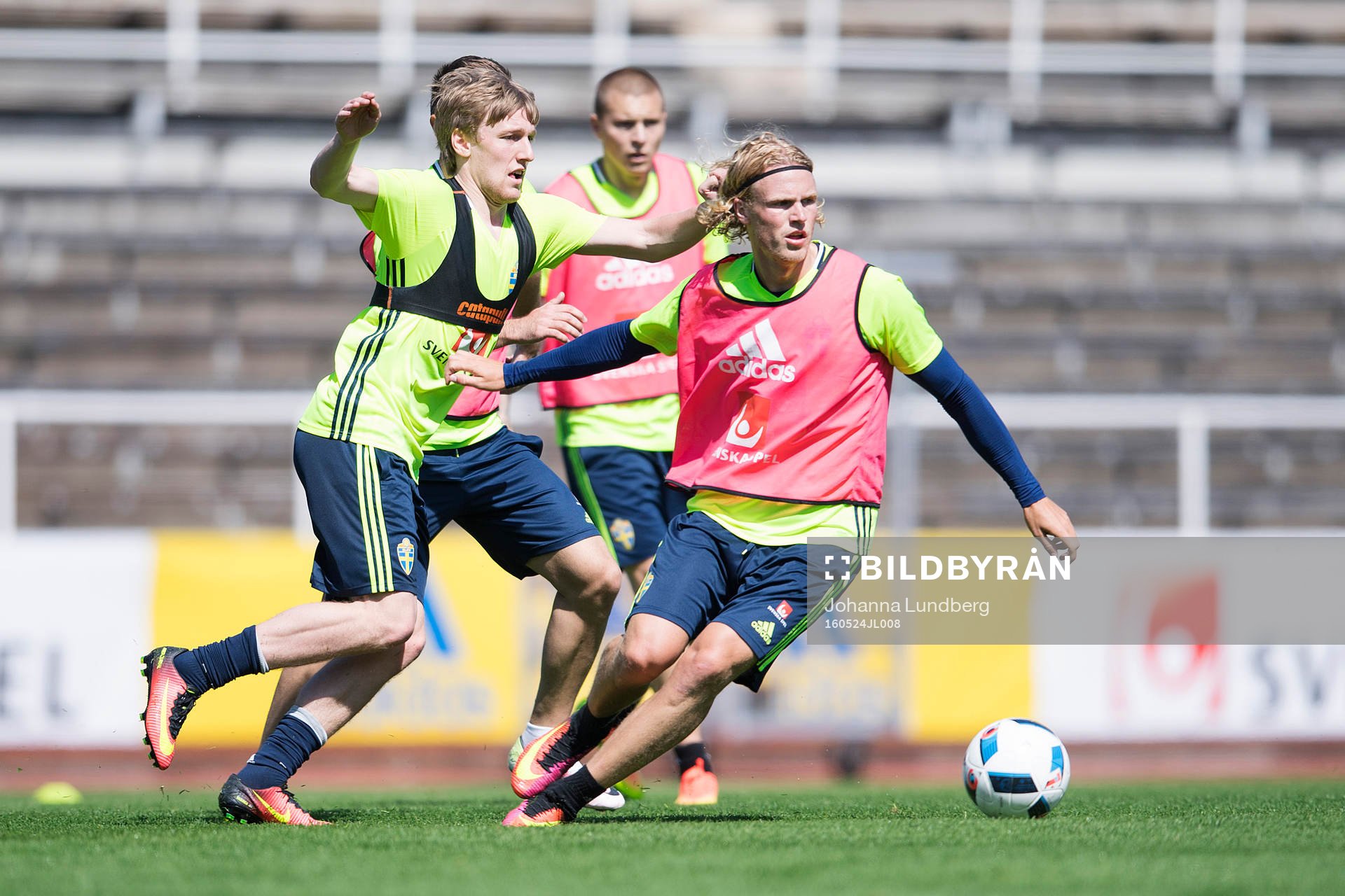 Emil Forsberg och Oscar Hiljemark i kamp om bollen