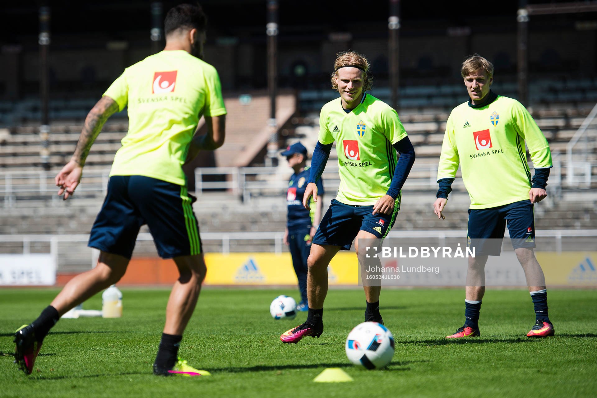 Oscar Hiljemark och Emil Forsberg under Sveriges fotbollslandslags träning den 24 maj 2016 i Stockholm. 
