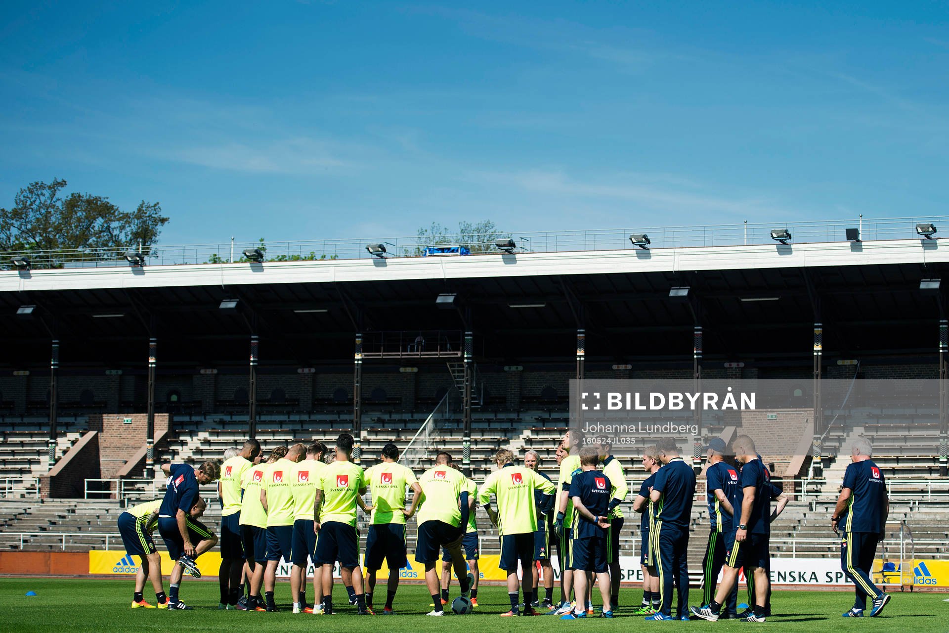 Förbundskapten Erik Hamrén samlar laget under Sveriges fotbollslandslags träning den 24 maj 2016 i Stockholm. 