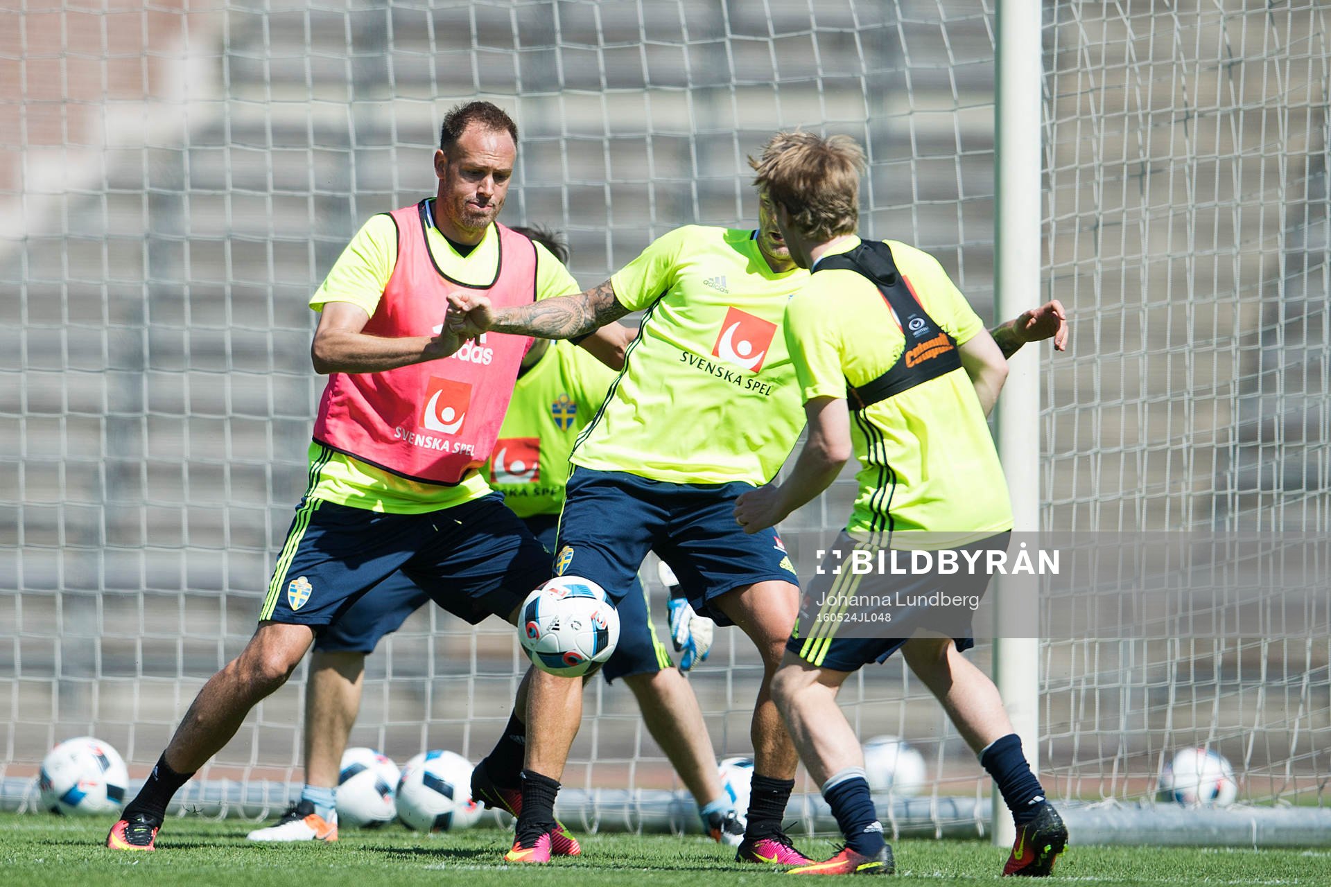 Andreas Granqvist i en duell med John Guidetti