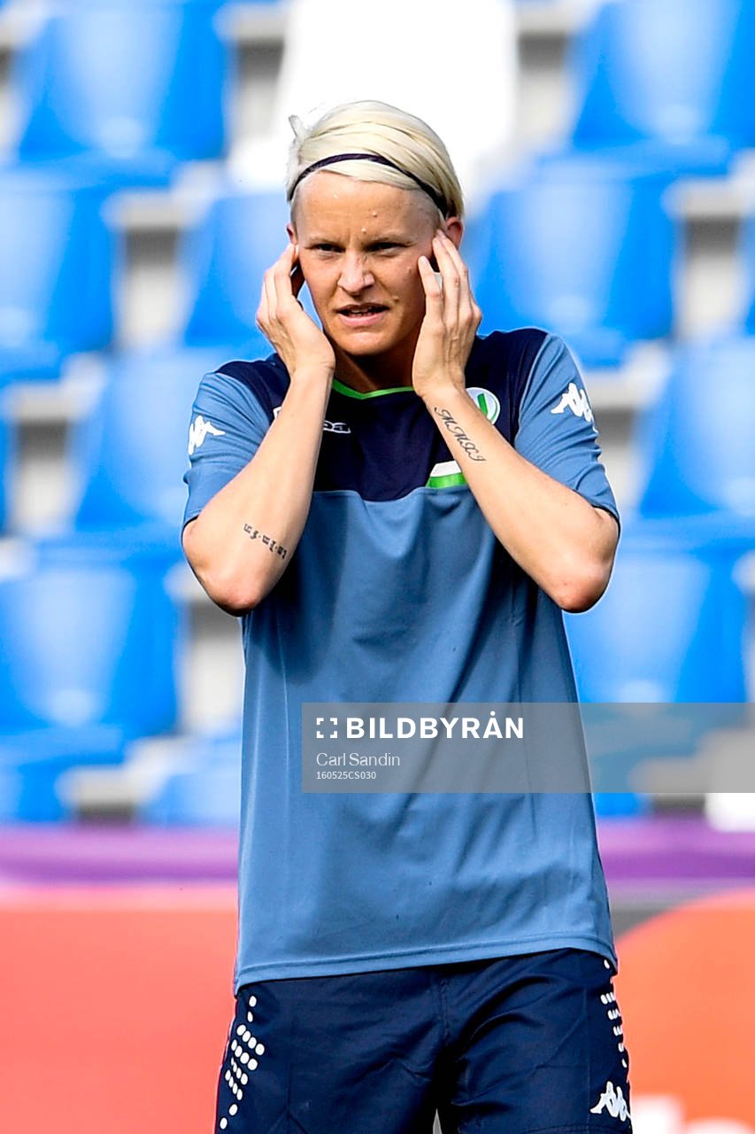 Wolfsburgs Nilla Fischer håller för öronen