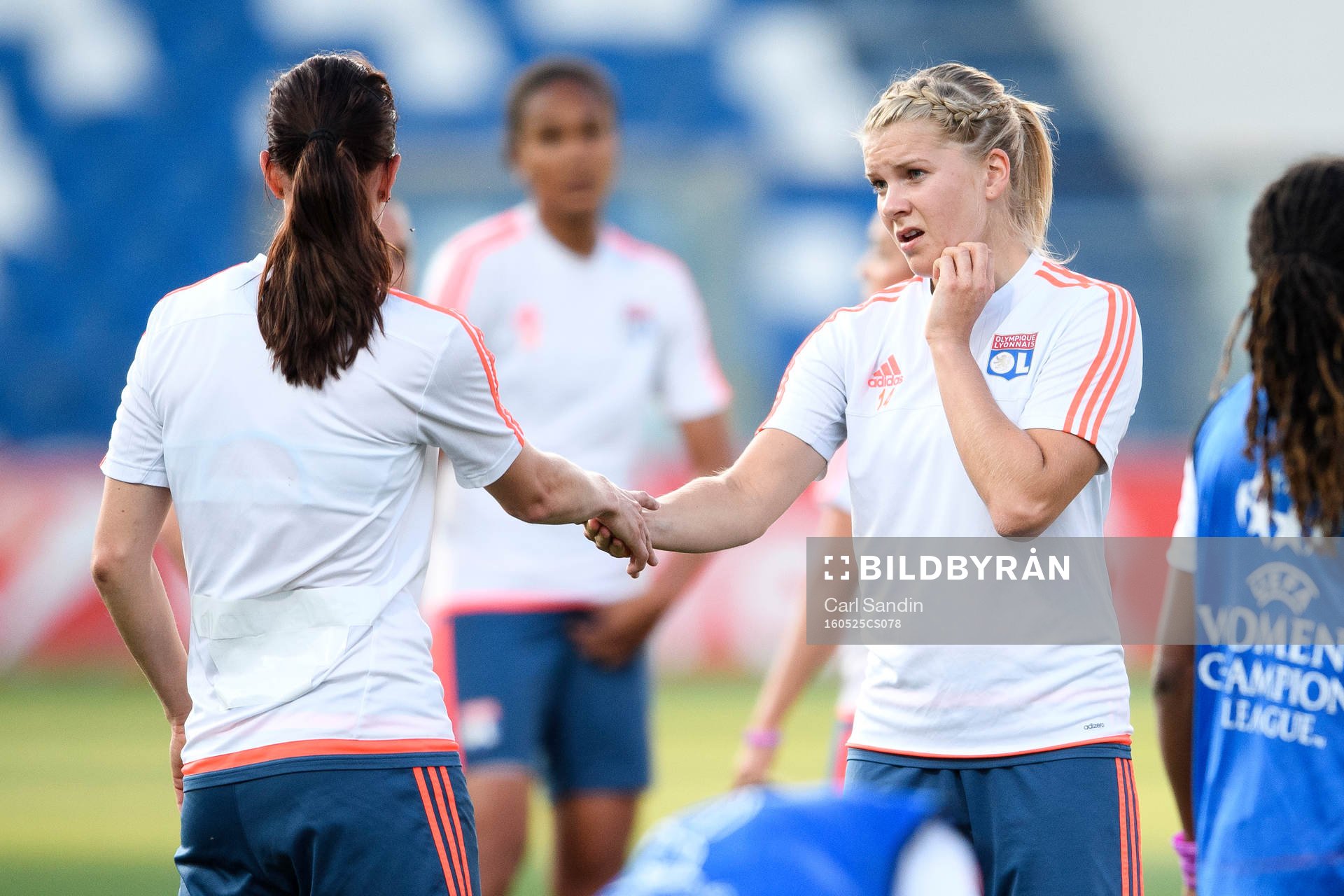 Lyons Lotta Schelin tar i hand med Ada Hegerberg