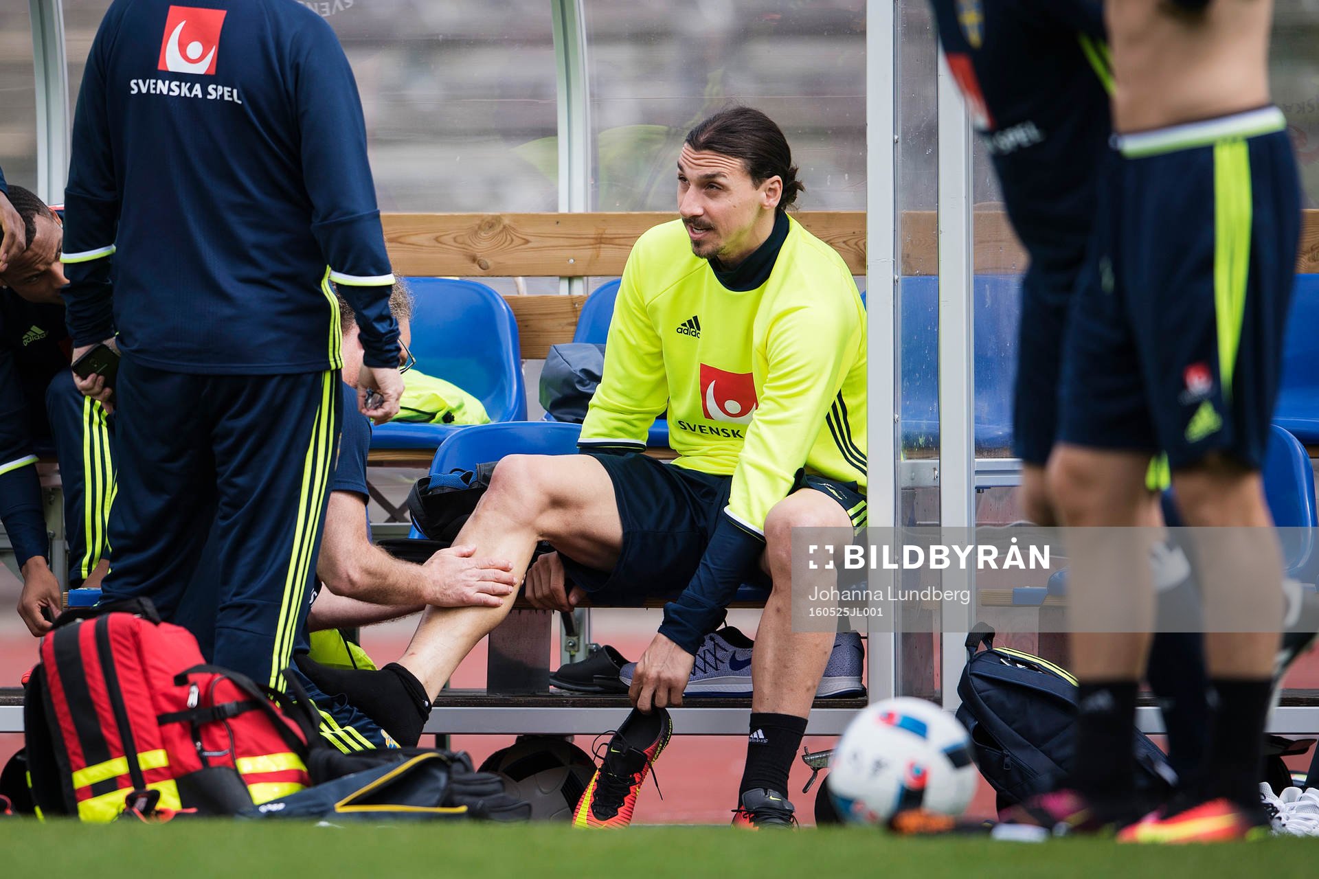 Zlatan Ibrahimovic får behandling av vaden